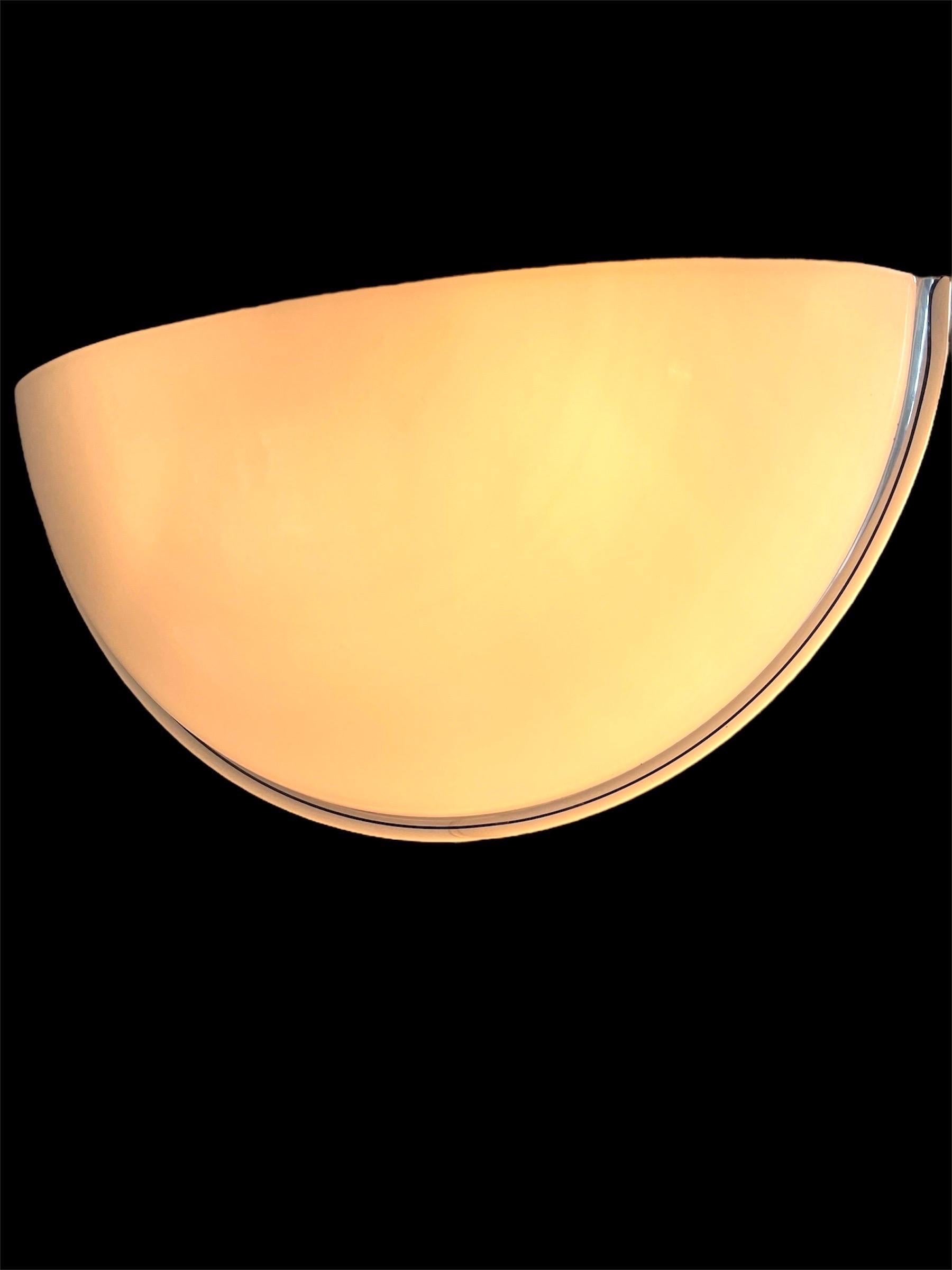 Verre de Murano  Applique murale par VM-Vetri, Italie, fin des années 1970

Il s'agit de plafonniers ou d'appliques en verre blanc de Murano avec un support en métal peint en blanc, provenant de la production de VM 'Vetri Murano', Italie, à la fin