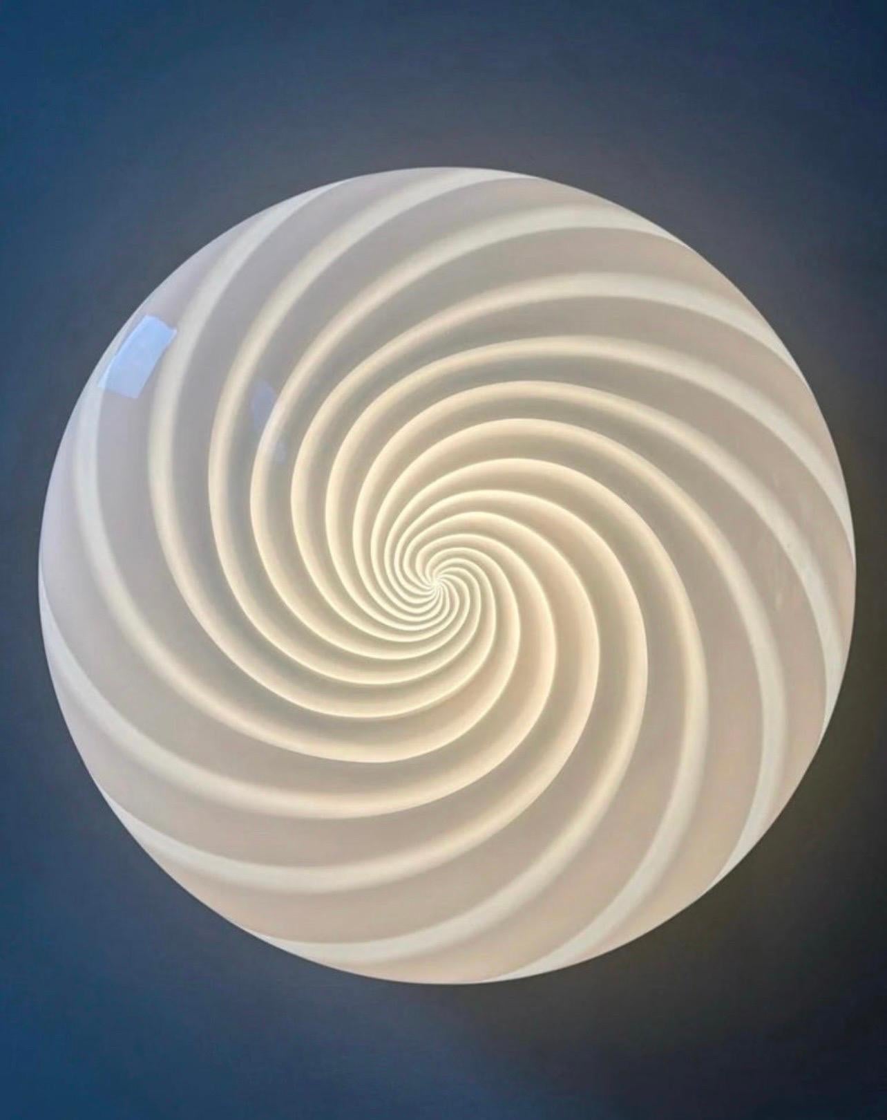Muranoglas  Wandleuchte oder Flush Mount von VM-Vetri, Italien, Ende der 1970er Jahre

Es handelt sich um Decken- oder Wandleuchten aus weißem heleptischem Muranoglas mit weiß lackiertem Metallbügel, die Ende der 1970er Jahre von VM 'Vetri Murano'