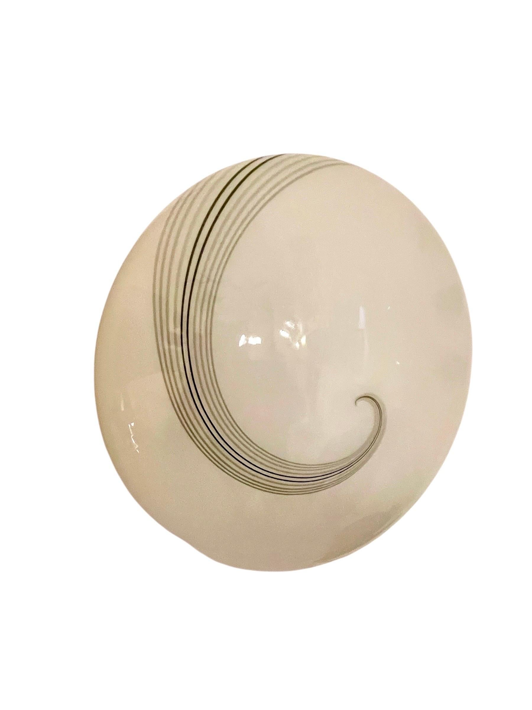 Plafón o empotrable de cristal de Murano de VM-Vetri, Italia, finales de los 70

Se trata de apliques o plafones de cristal de Murano heleptico blanco con soporte de metal pintado de blanco, procedentes de la producción de VM 