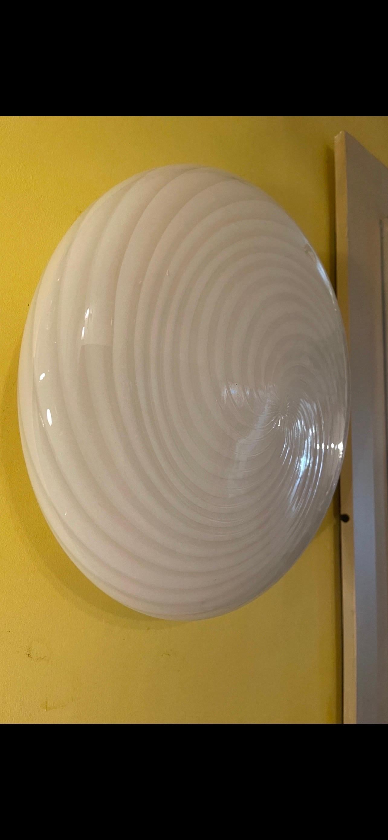 Plafón o empotrable de cristal de Murano de VM-Vetri, Italia, finales de los 70

Se trata de apliques o plafones de cristal de Murano heleptico blanco con soporte de metal pintado de blanco, procedentes de la producción de VM 