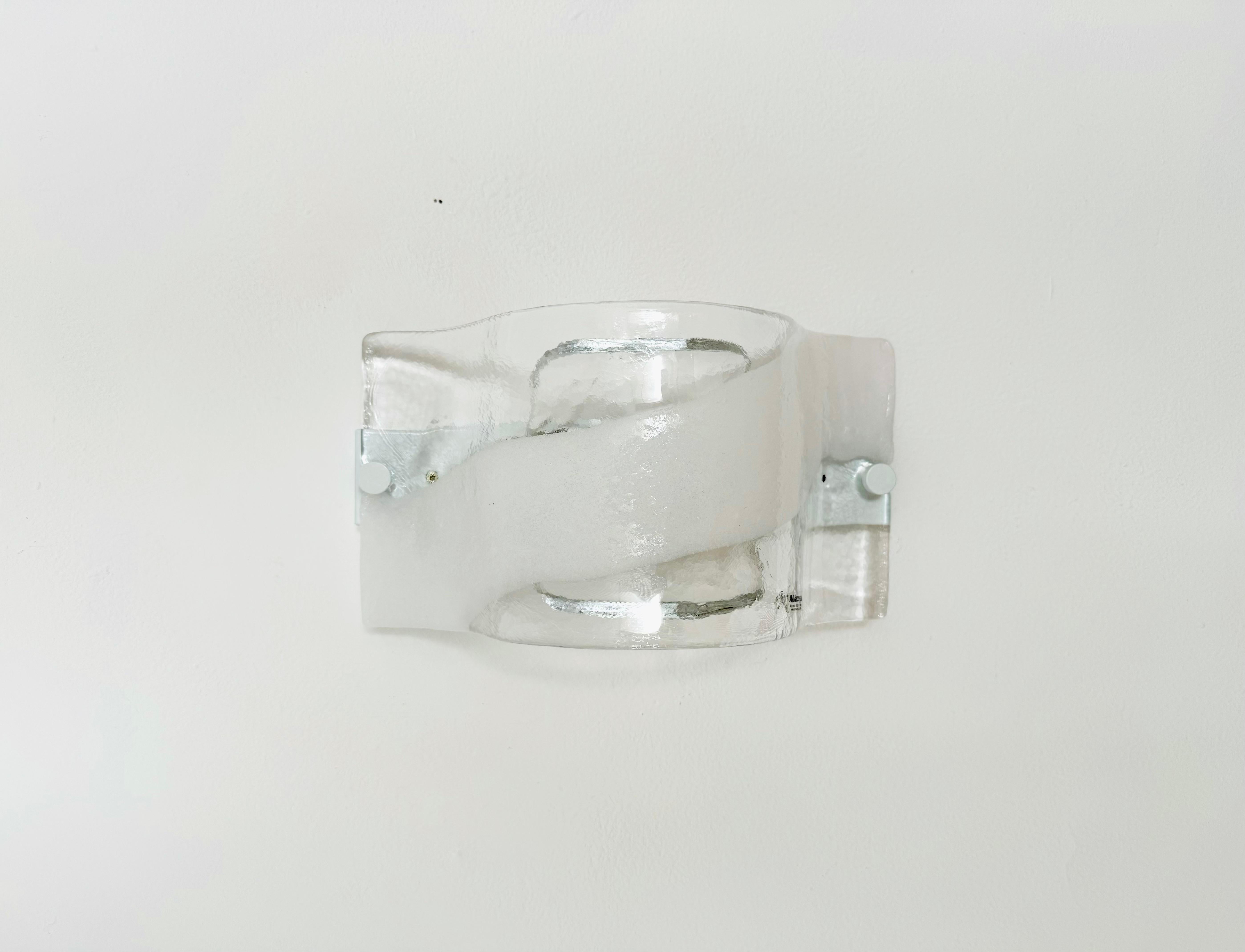 Lámpara de pared o de techo de cristal de Murano, muy bonita y grande.
Mano de obra de alta calidad y fantástico diseño italiano.
La estructura en la copa crea una luz muy chispeante.

Fabricante: Mazzega
Diseño: Carlo Nason

Estado:

Muy buen