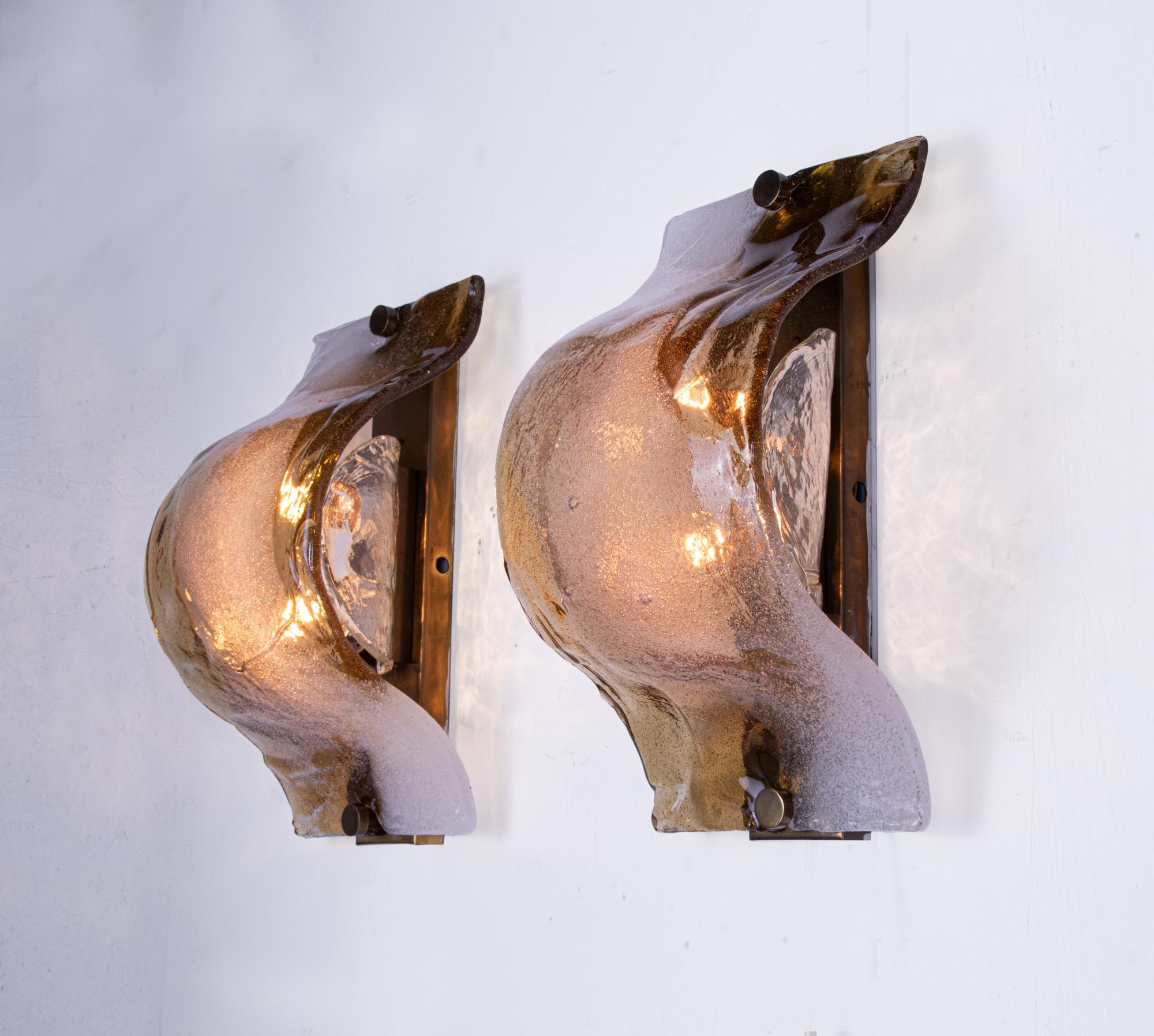 Elegante conjunto de dos apliques / plafones Mazzega de cristal de Murano soplado a mano, montados sobre una placa trasera de latón dorado. Los apliques iluminan de maravilla y ofrecen mucha luz. Gema de la época. Con esta luz hará una clara