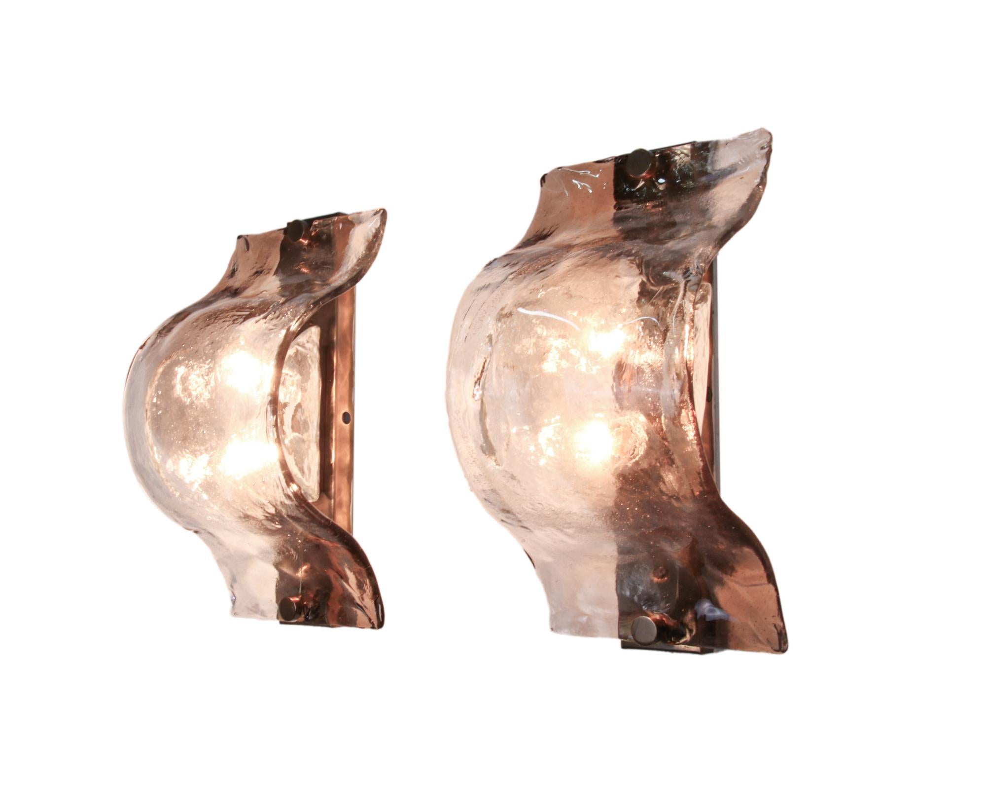 Elegante conjunto de dos apliques / plafones Mazzega de cristal de Murano soplado a mano montados sobre una placa trasera de metal. El candelabro ilumina maravillosamente y ofrece mucha luz. Gema de la época. Con esta luz hará una clara declaración