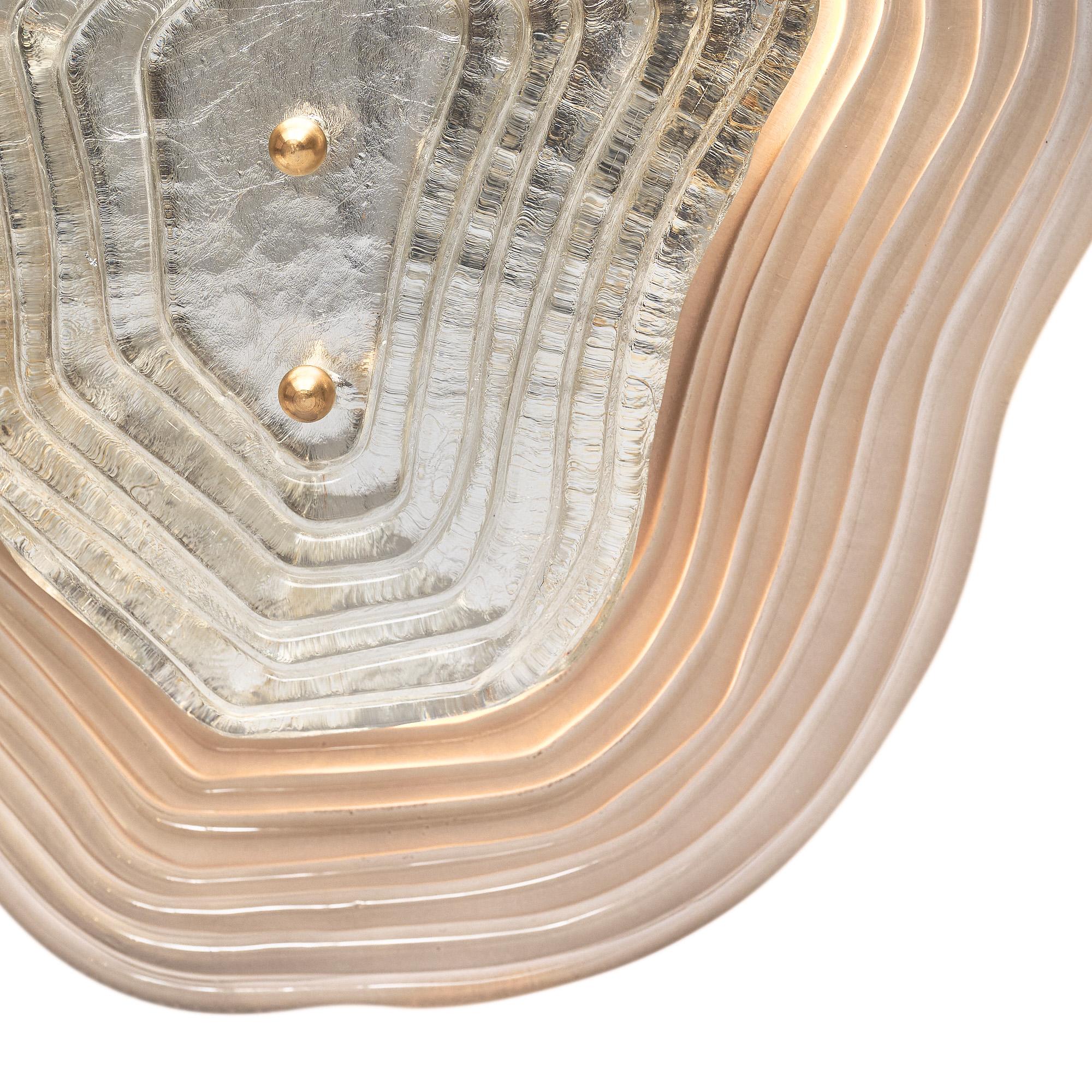 Ein Paar Murano-Leuchter aus Rauch- und Silberglas. Uns gefielen die organische Form der Wandleuchten und ihr dynamisches Design. Dieses Paar wurde neu verkabelt, um US-Standards zu entsprechen und ist in sehr gutem Zustand. Die Fotos geben den