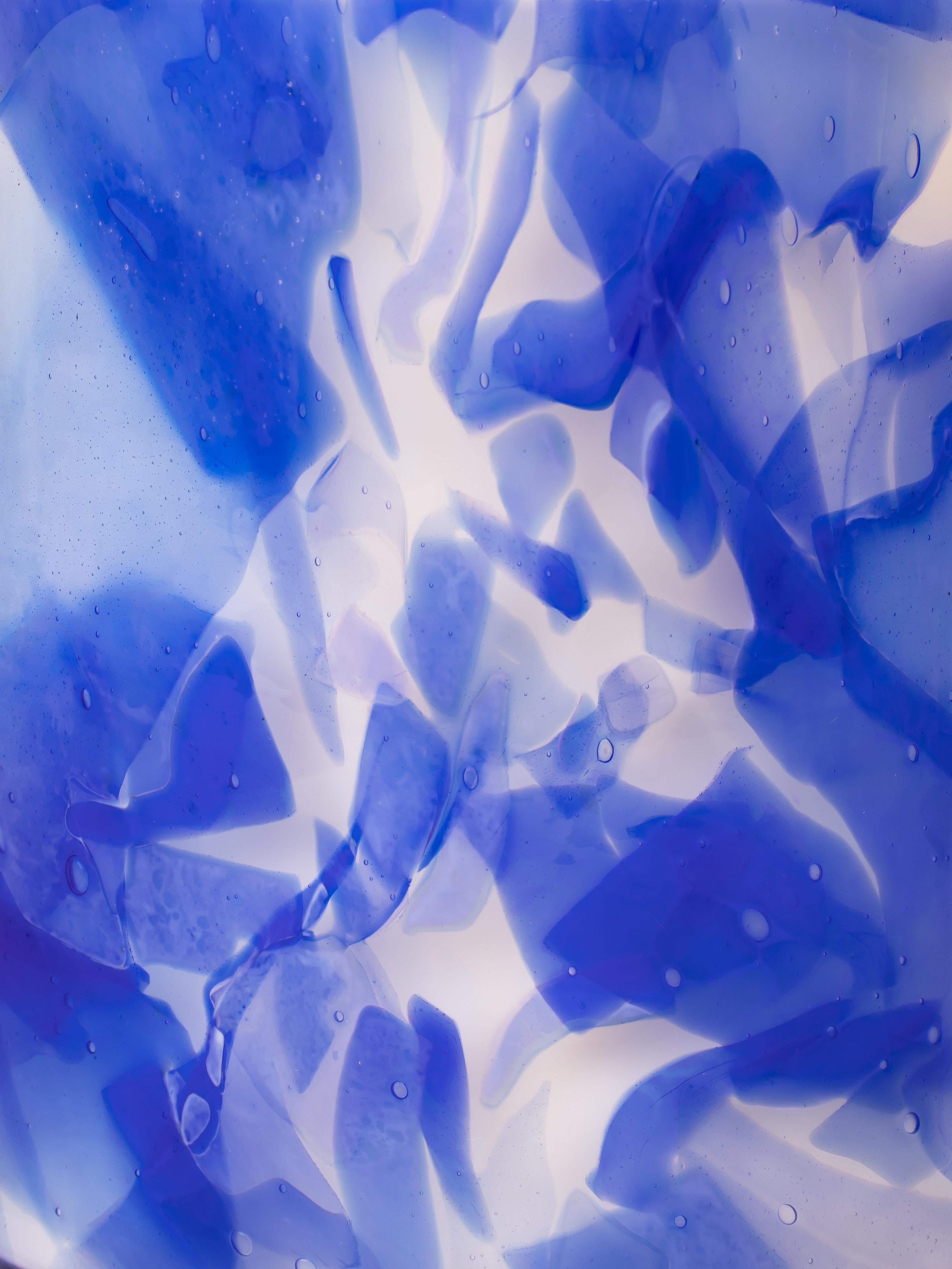Sumérgete en el encantador aroma de la vela perfumada Stories Of Italy Lapis. Experimenta el encanto de las profundidades marinas y crea un ambiente de serenidad y misterio. La vela captura la esencia de las profundidades del océano, mezclando