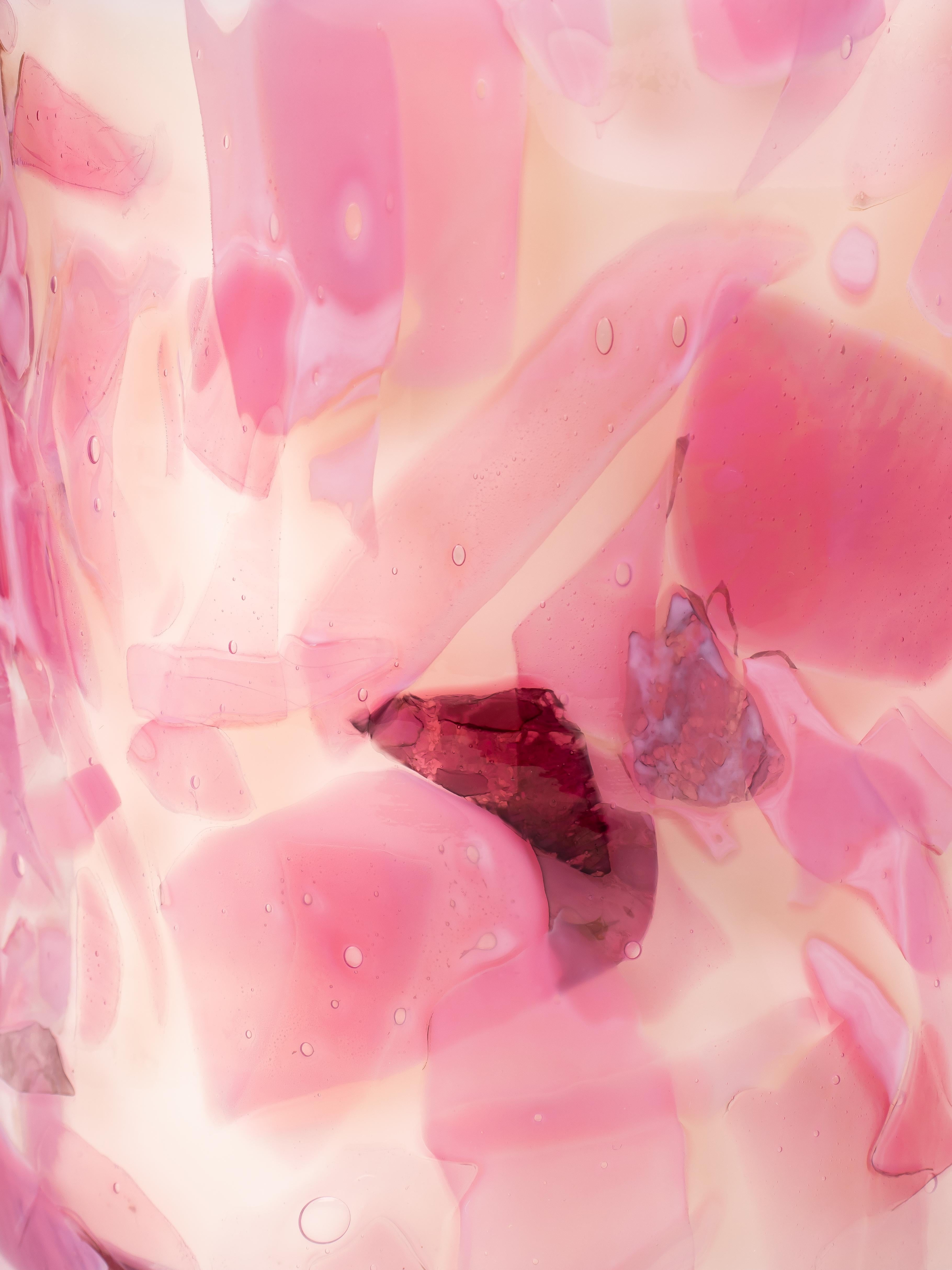 Sumérgete en la exquisita fragancia de la vela perfumada Stories Of Italy Rubí. Con delicadas notas de talco, seductor jazmín y romántica rosa, envuelve tu espacio en pura dicha y elegancia. La vela Rubí muestra bellos tonos de rosa, que destilan