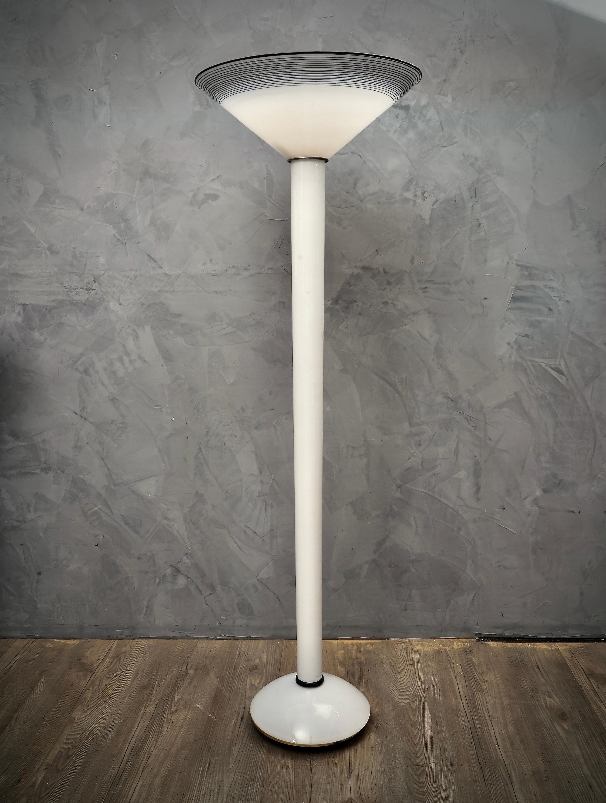 Linear and stylish floor lamp, characterized by a huge flared cup on the head. Ice white and strong black are the character of the floor lamp.

The floor lamp is made up of a central stem in white Murano glass, which carries a large flared white cup