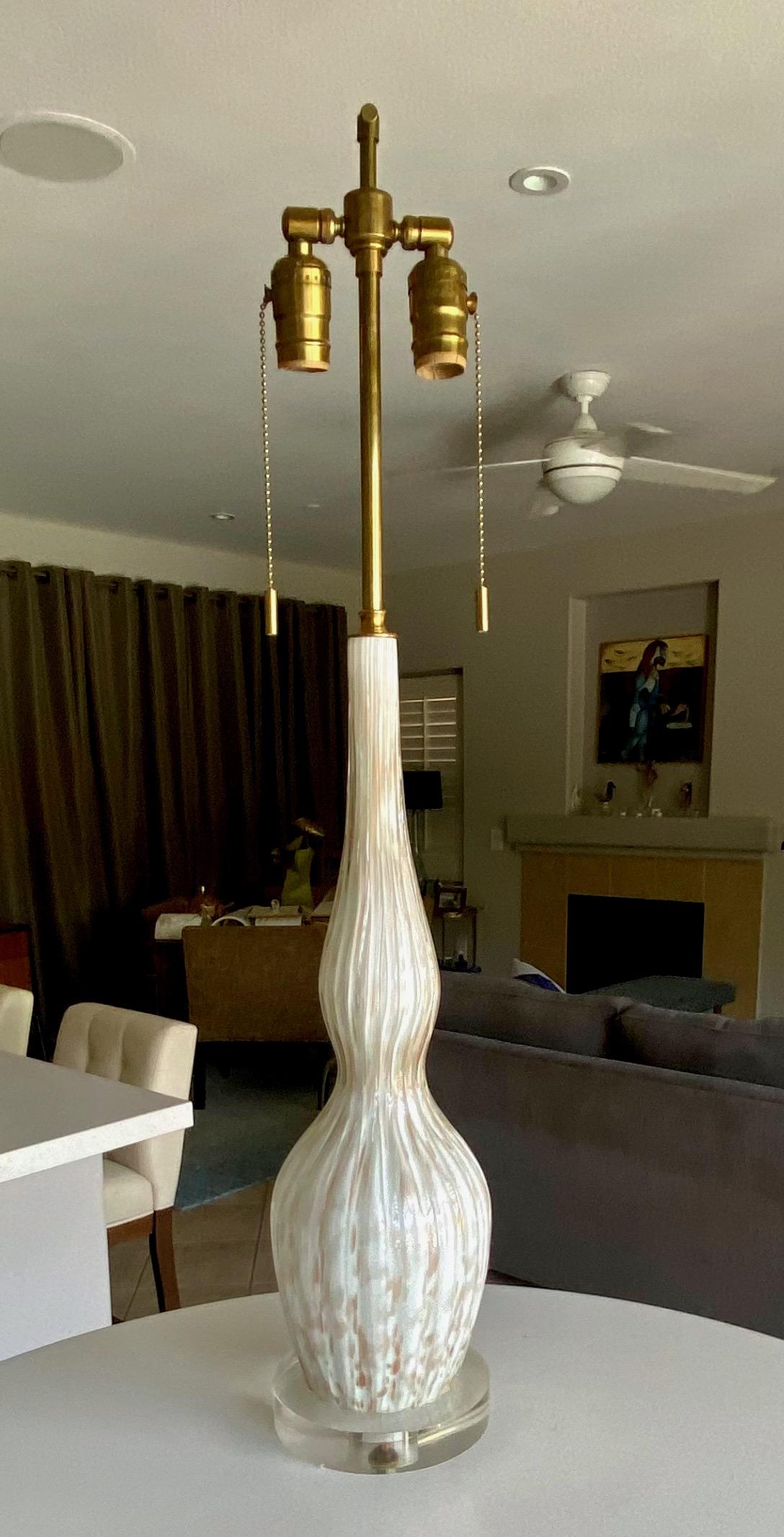 Lampe de table en verre blanc de Murano avec inclusions d'aventurine sur base acrylique personnalisée. Nouveaux raccords et câblages. L'abat-jour n'est pas inclus.