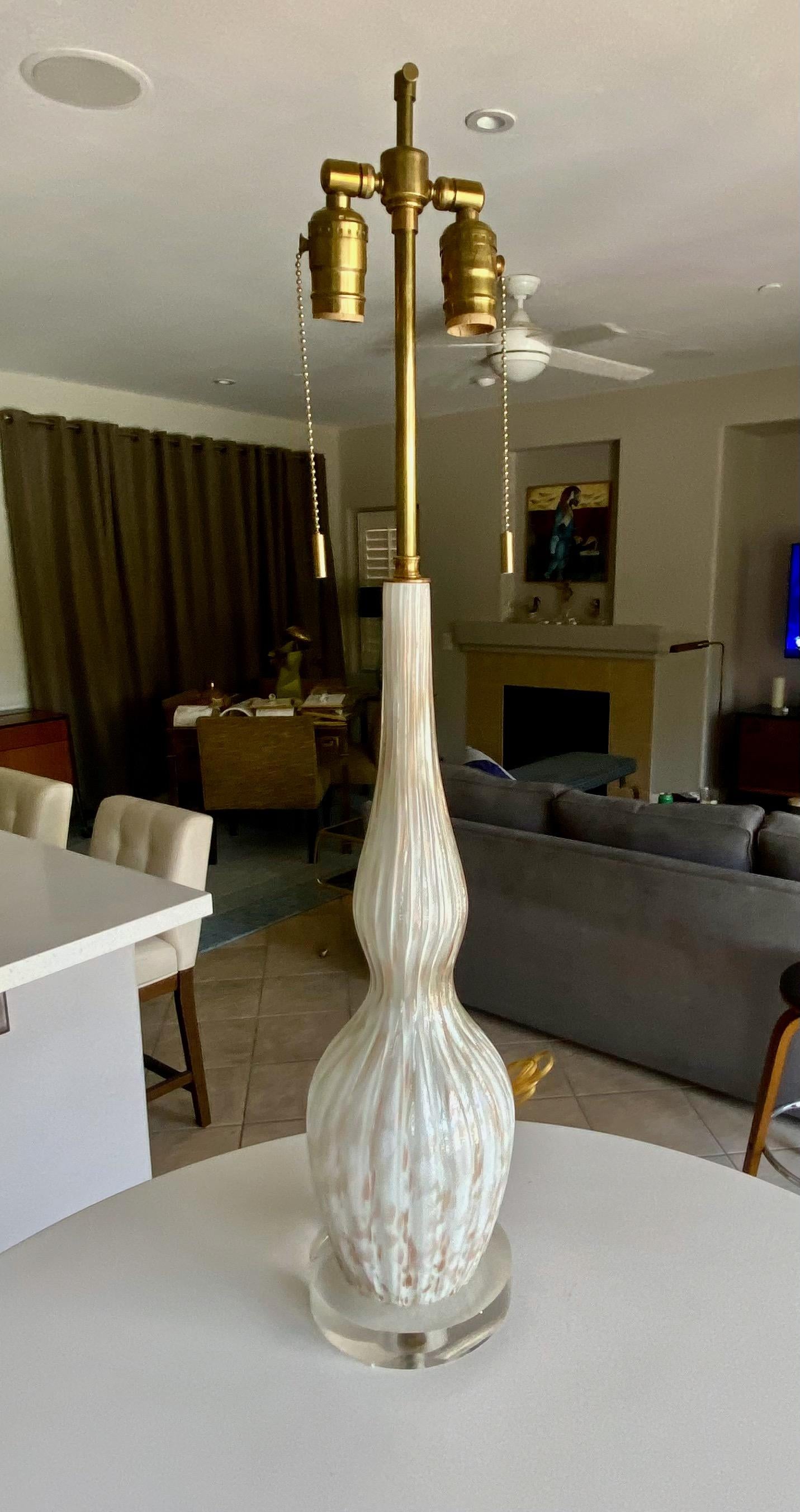 italien Lampe de table en verre de Murano, blanc et aventurine en vente