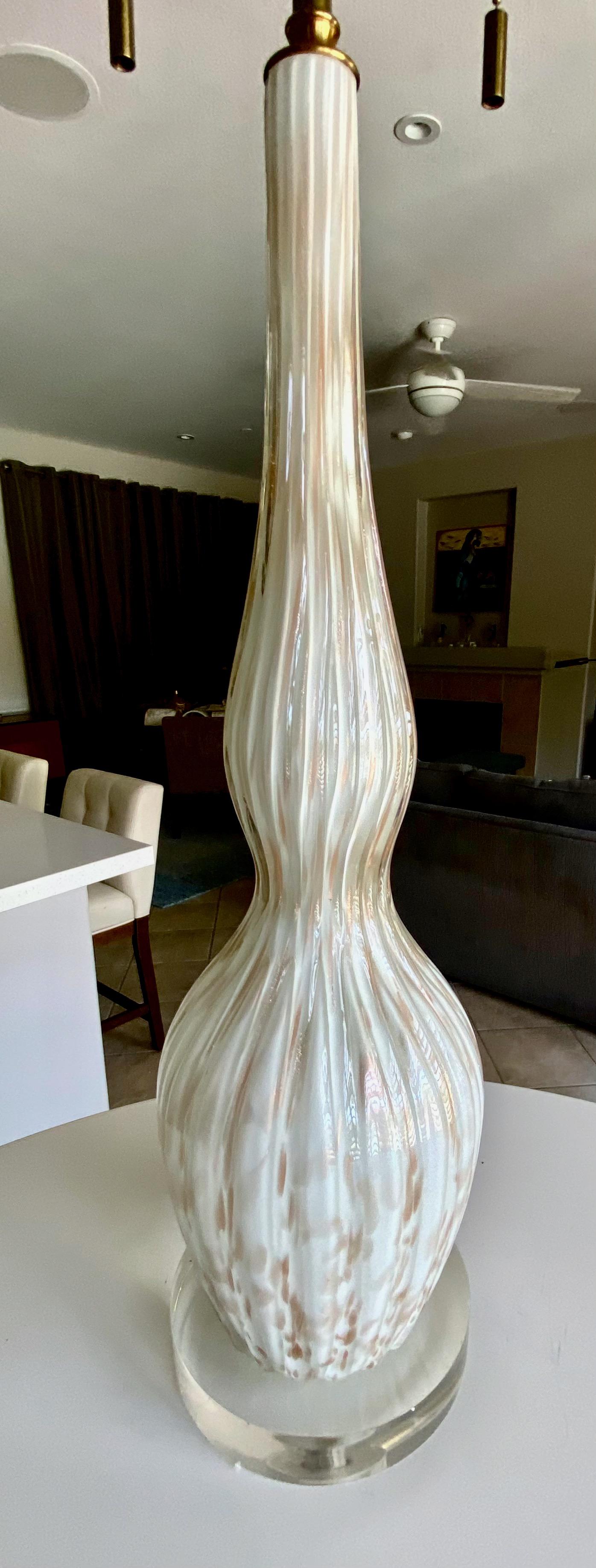 Murano Glass White & Aventurine Table Lamp In Good Condition For Sale In Palm Springs, CA