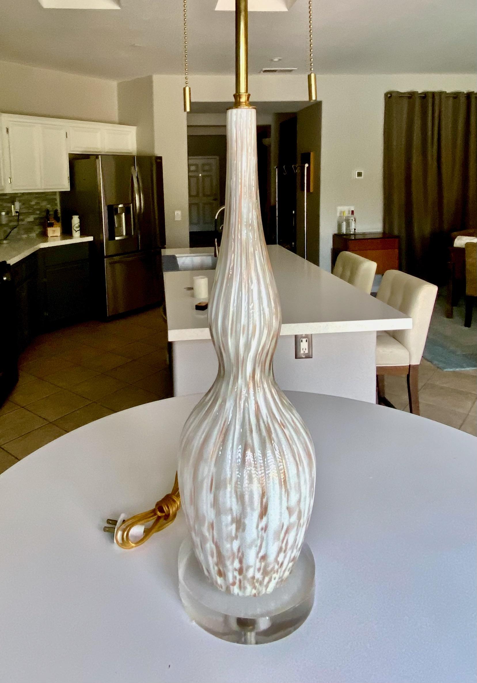 Milieu du XXe siècle Lampe de table en verre de Murano, blanc et aventurine en vente