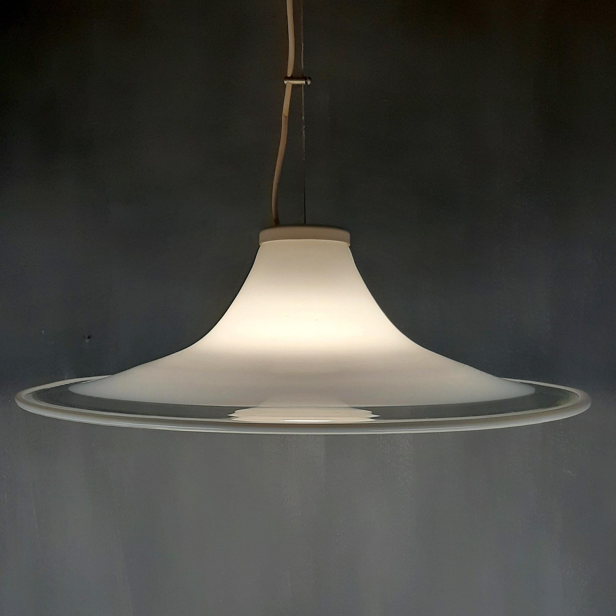 Elegante e raffinata, questa lampada a sospensione in vetro di Murano bianco latte è un classico esempio dell'illuminazione italiana degli anni '70. Prodotto in Italia.
In ottime condizioni vintage. Nessuna scheggiatura o incrinatura.