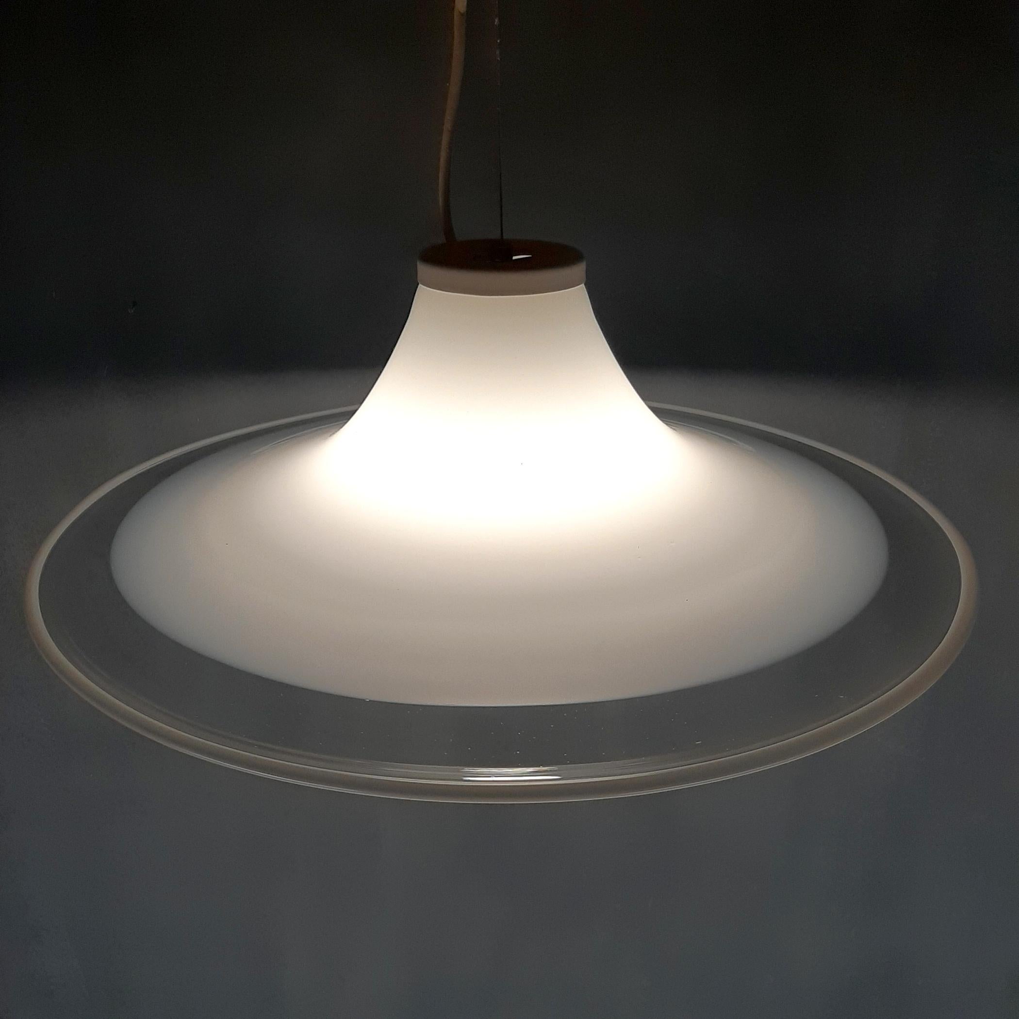 Mid-Century moderno Lampada a sospensione in vetro di Murano bianco Italia anni '70 in vendita