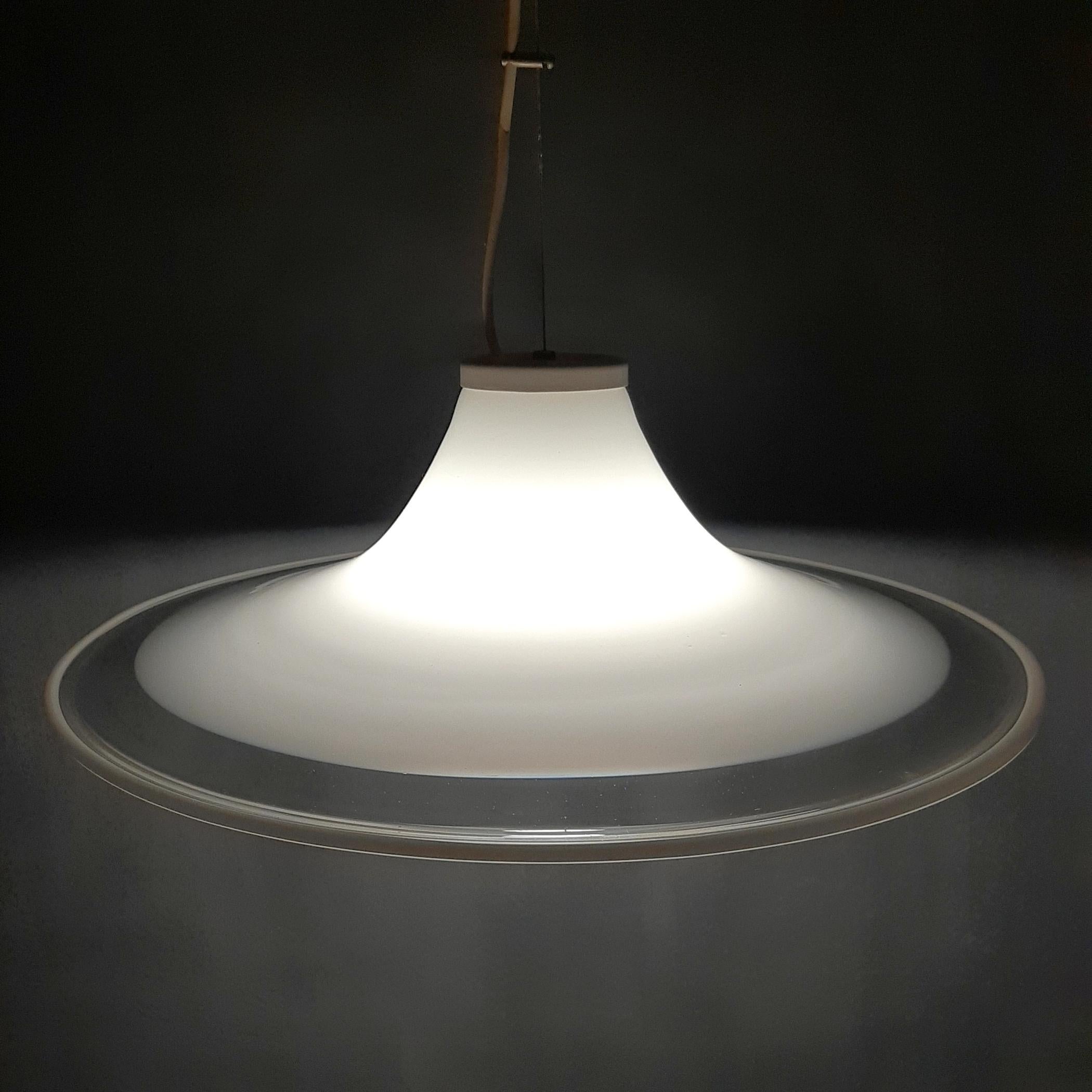 Italiano Lampada a sospensione in vetro di Murano bianco Italia anni '70 in vendita