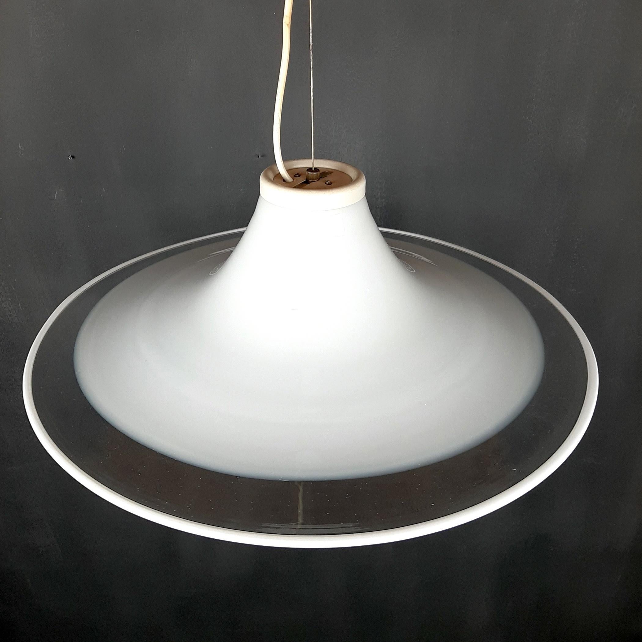 Lampada a sospensione in vetro di Murano bianco Italia anni '70 In condizioni buone in vendita a Miklavž Pri Taboru, SI