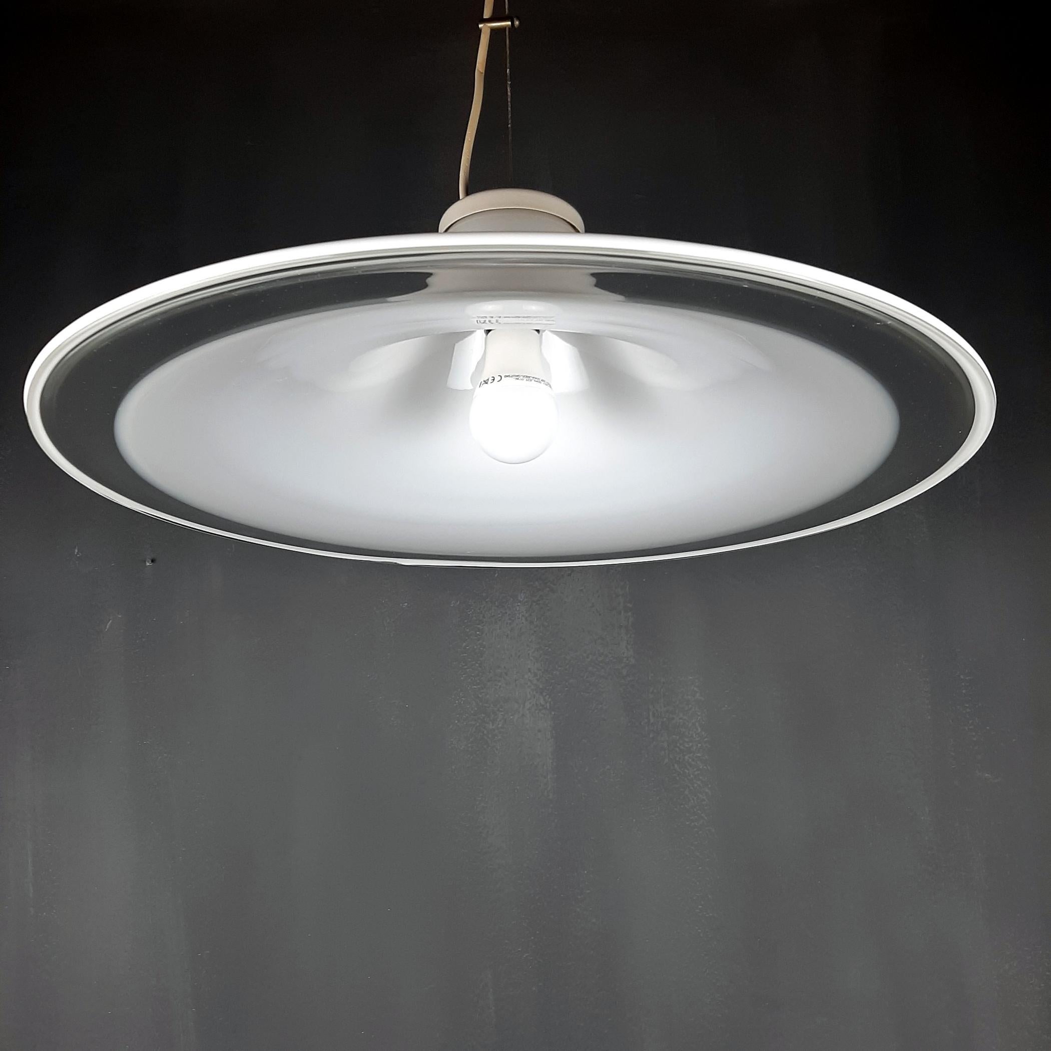 Lampada a sospensione in vetro di Murano bianco Italia anni '70 in vendita 1