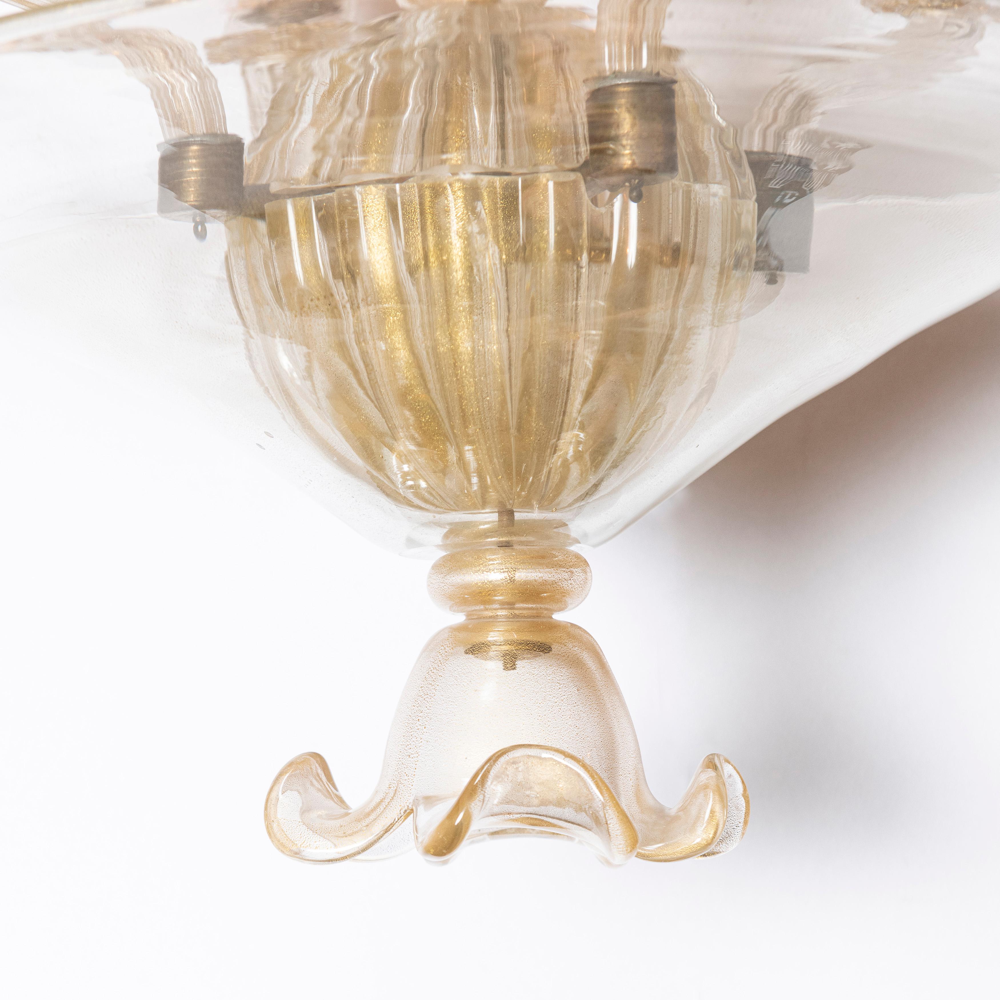 Lustre en verre de Murano avec inclusions d'or de Barovier & Toso, Italie, vers 1950.
Quatre lumières.