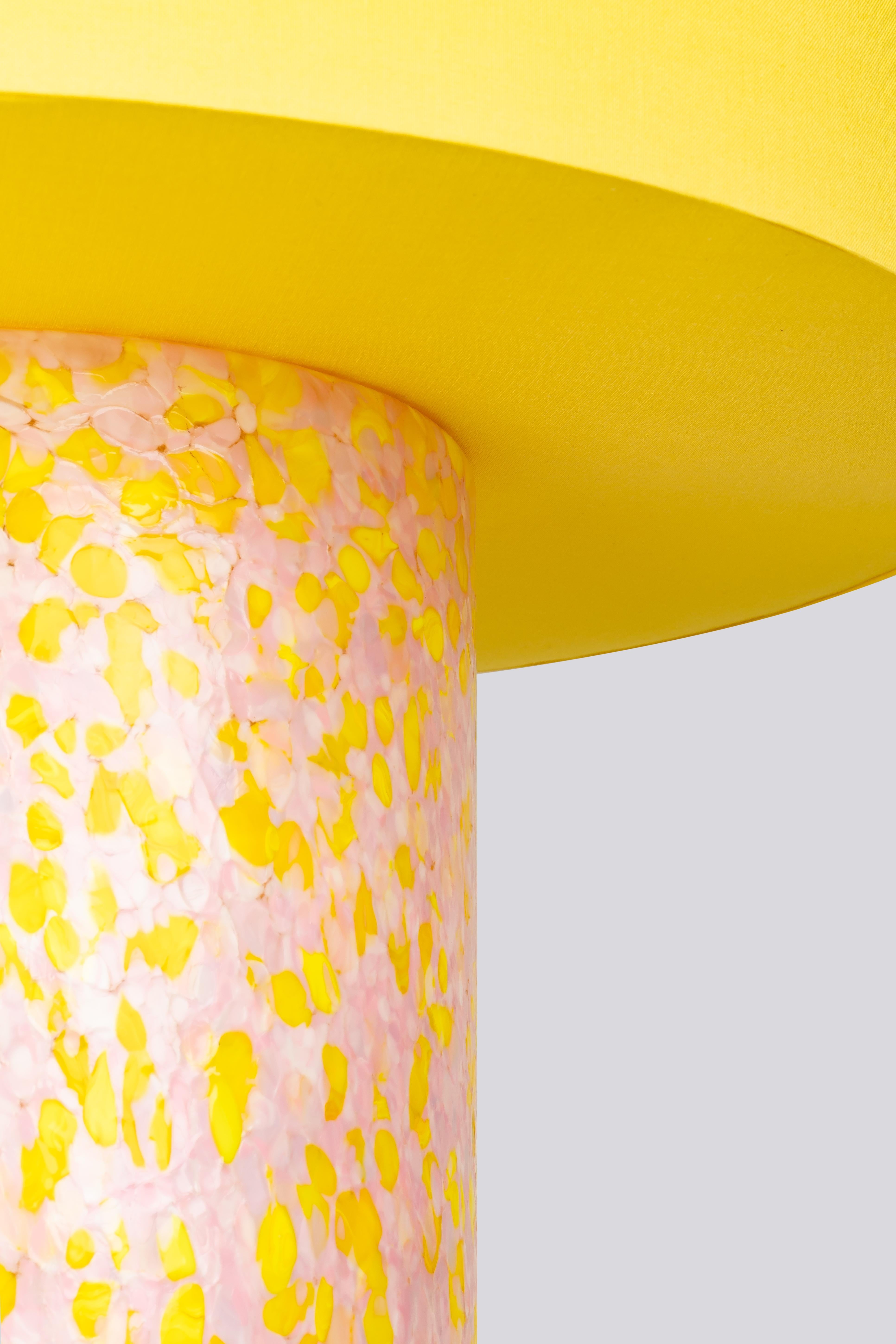 Découvrez notre lampe pilier en verre de Murano, une pièce intemporelle et contemporaine qui allie élégance et savoir-faire. La base de la lampe, fabriquée de manière experte dans une forme de colonne classique, met en valeur la technique