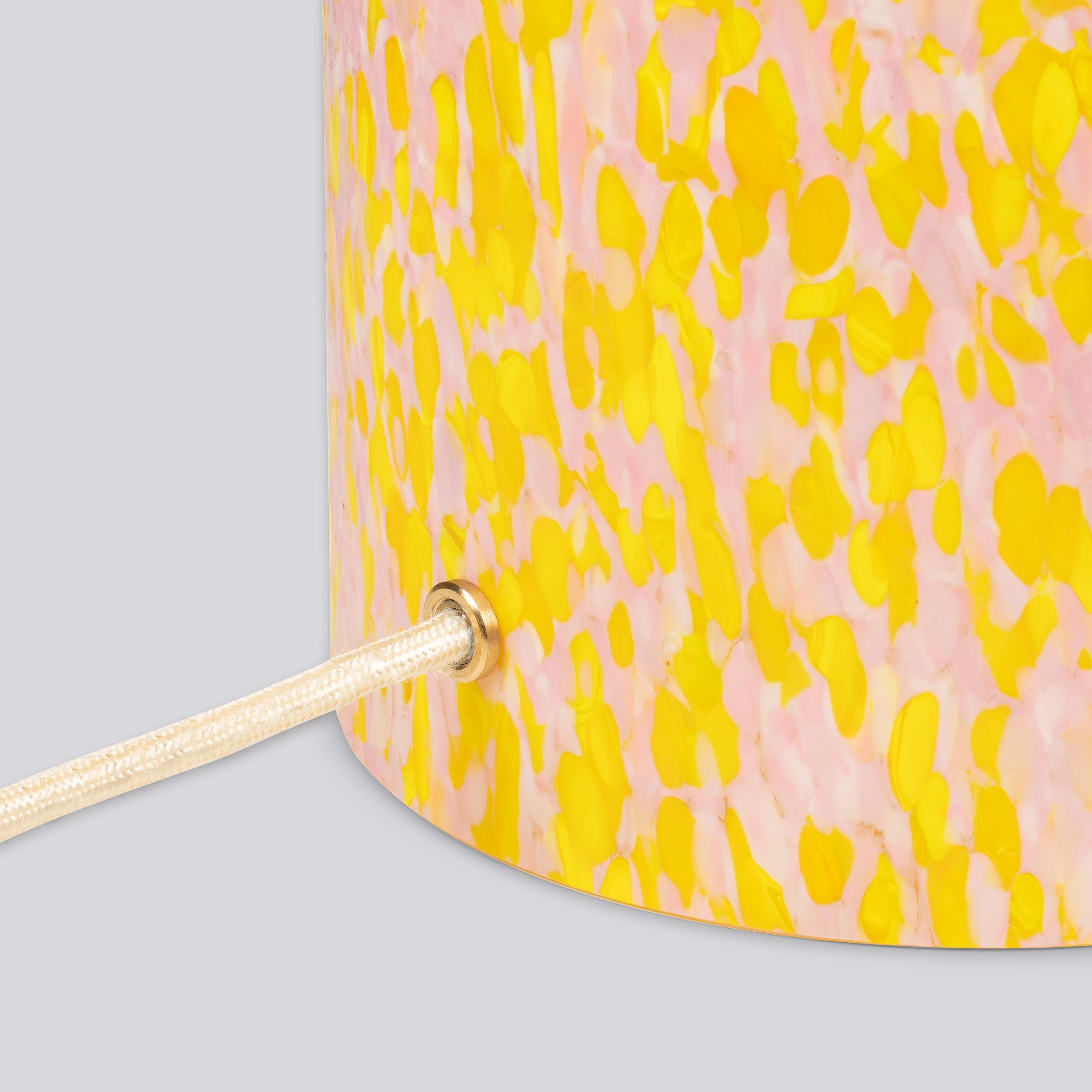 italien Lampe à pilier en verre de Murano jaune et rose avec abat-jour en coton par Stories of Italy en vente