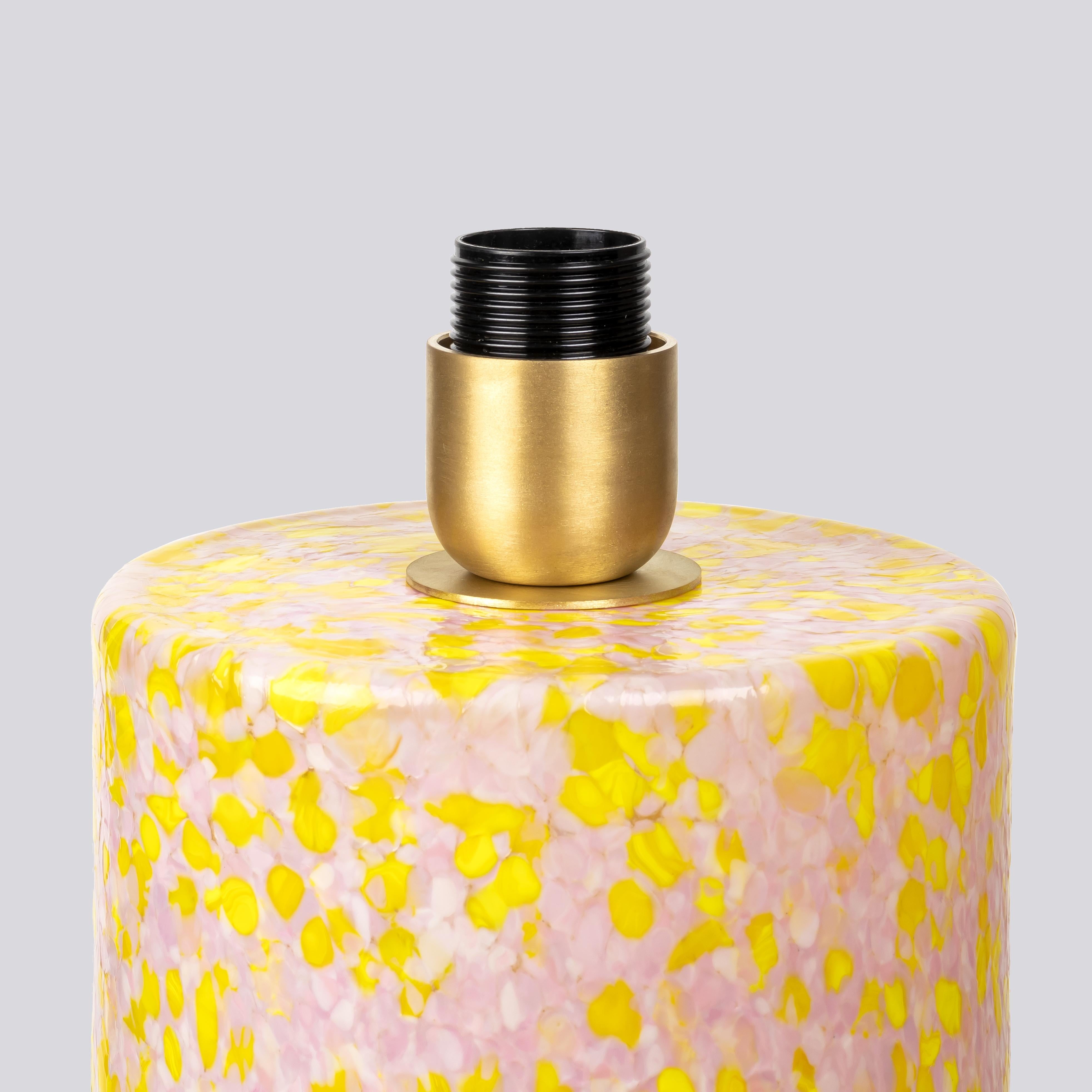 Fait main Lampe à pilier en verre de Murano jaune et rose avec abat-jour en coton par Stories of Italy en vente