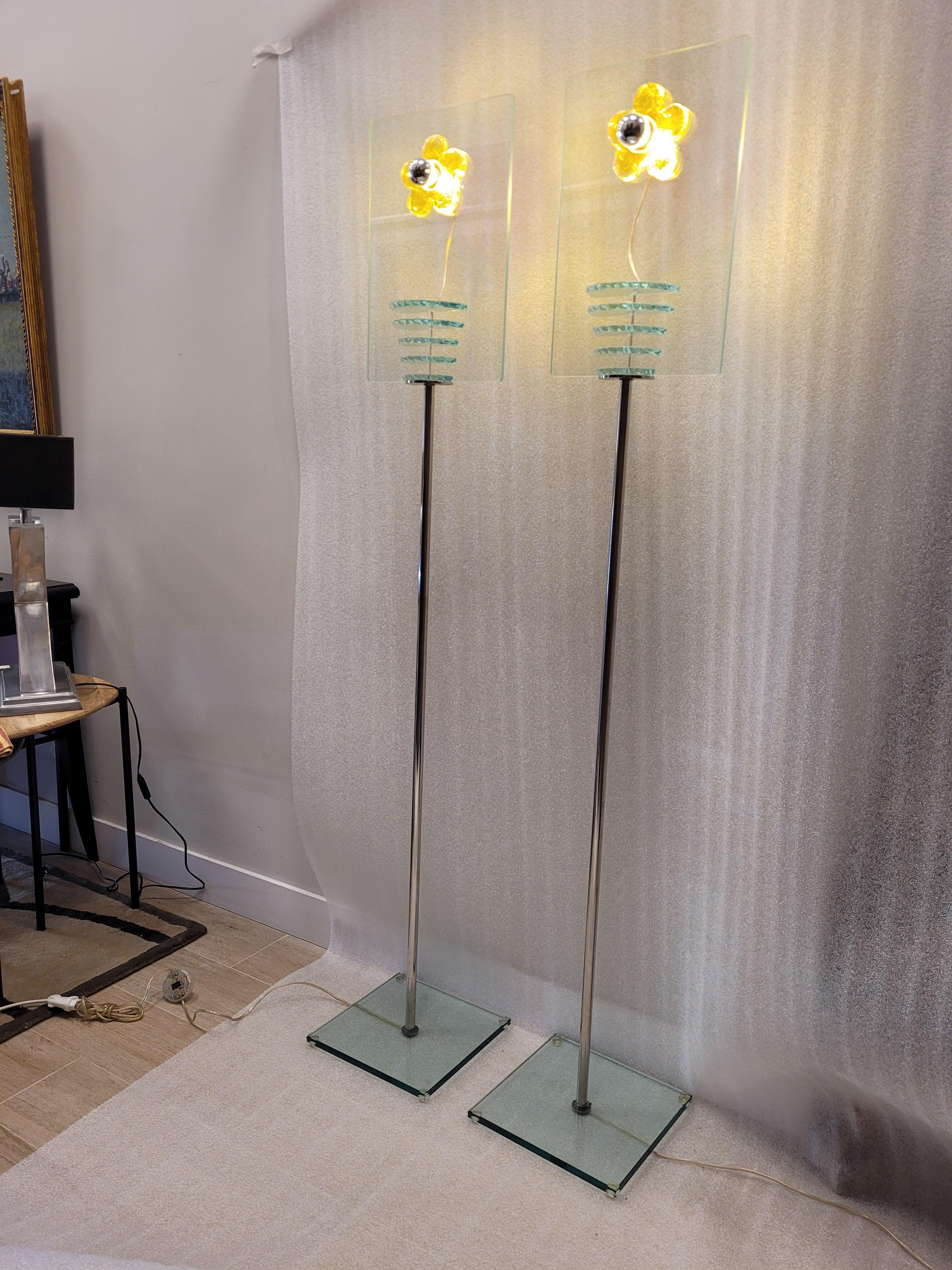 Gorgeous  pair of floor lamps in blown Murano glass commissioned by the prestigious French decoration house Roche Bobois.
With a chrome-plated steel stem on a square murano glass base, quite thick as can be seen in the photos.
The upper part is