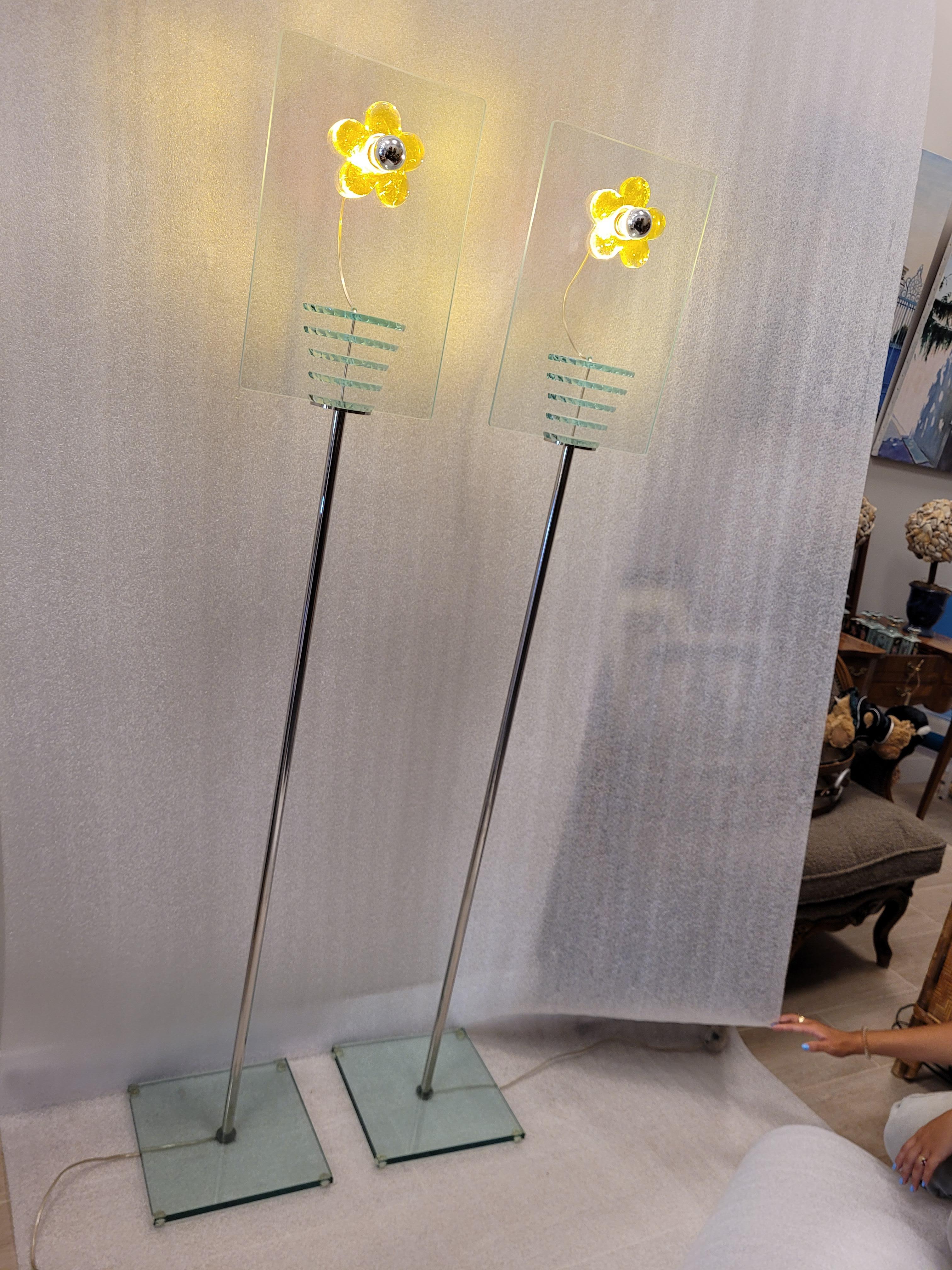 Français Paire de lampadaires en verre de Murano jaune et blanc signé Roche Bobois en vente