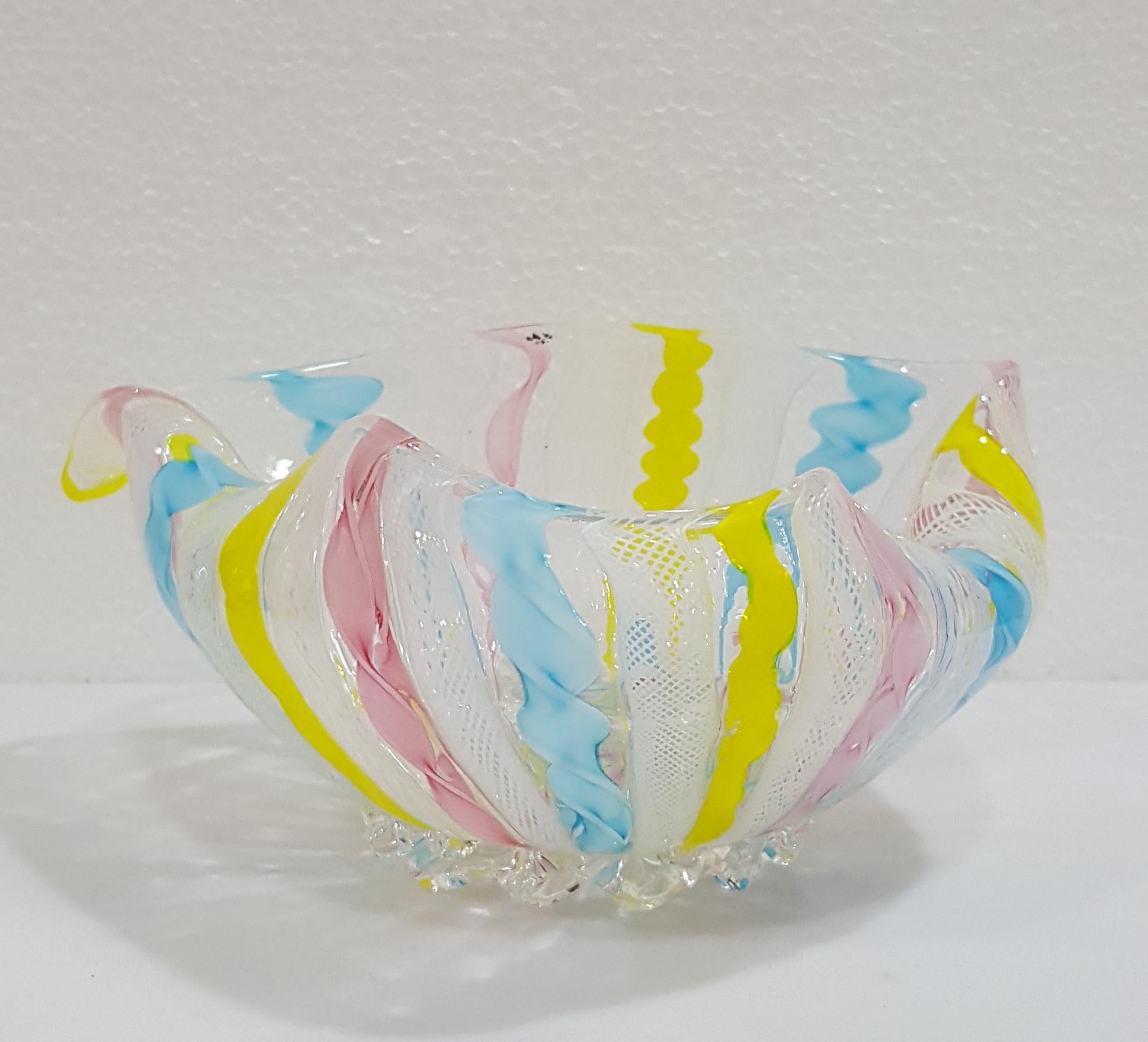 Verre de Murano Zanfirico Latticino Ribbon Glass Bowl/Trinket Dish. 
L'un des plus grands designs, il mesure environ 7