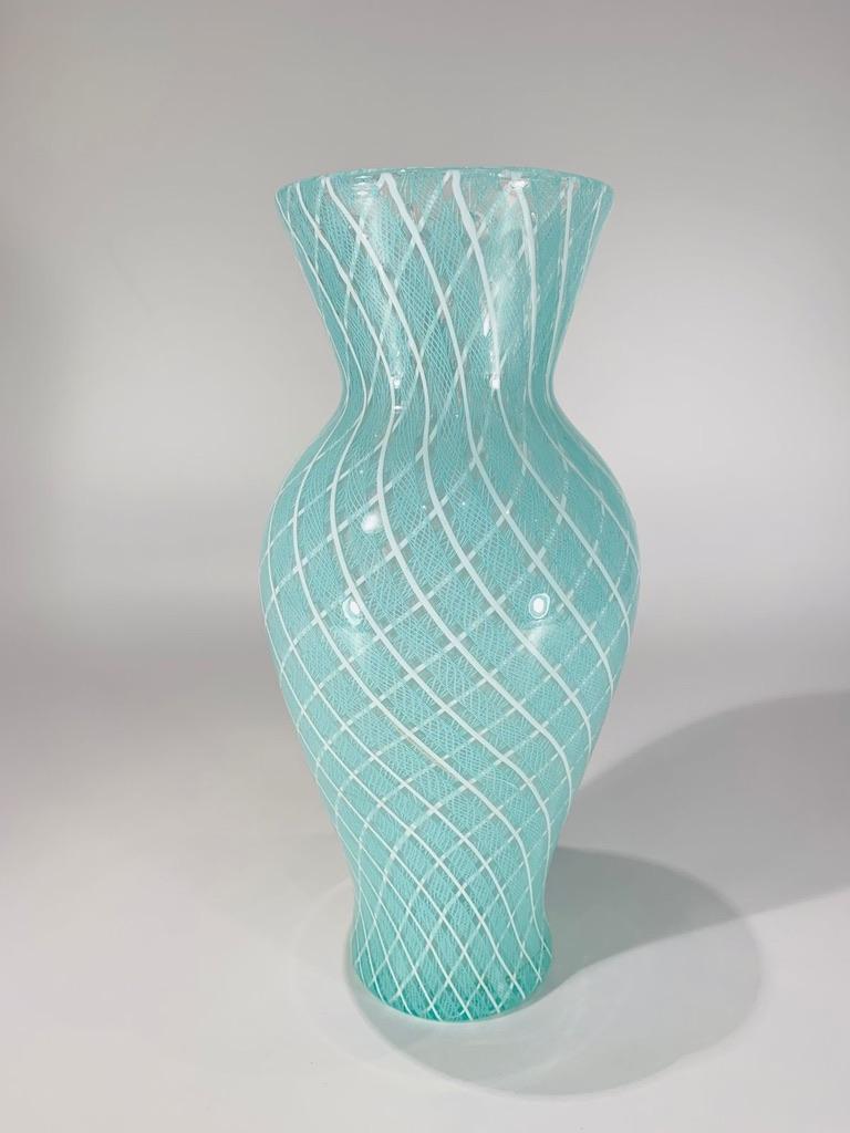 Murano glass zanfirico vase bicolor circa 1950 In Good Condition For Sale In Rio De Janeiro, RJ