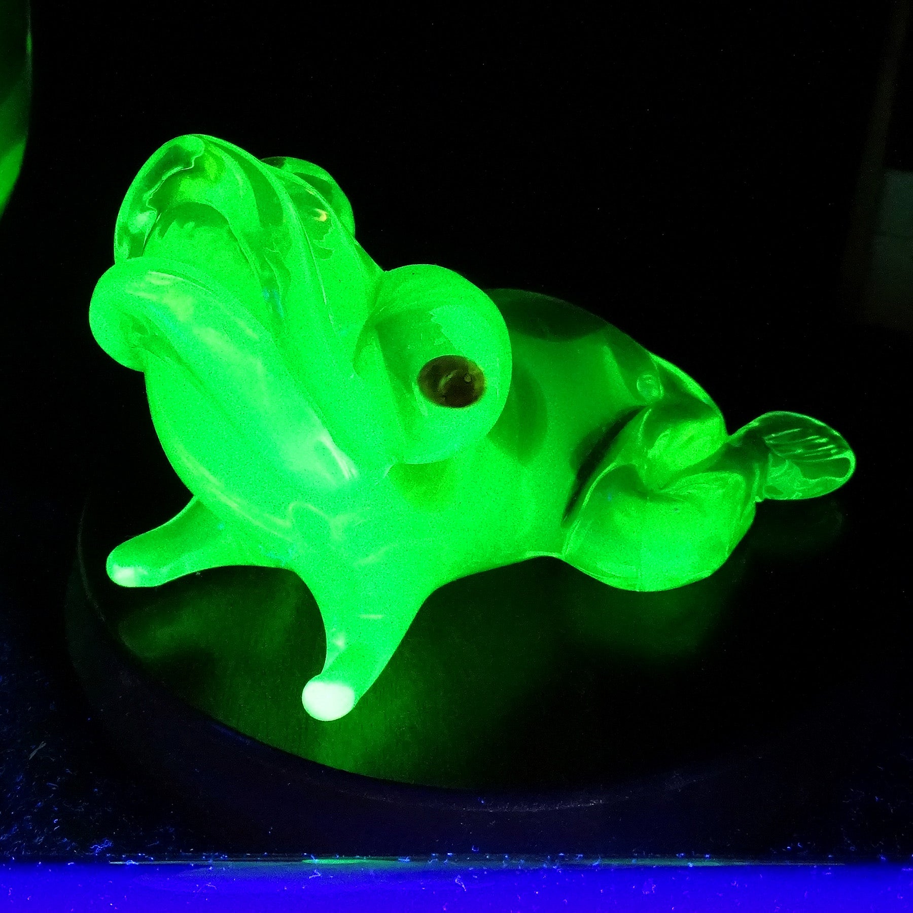 Italienische Murano-Kunstglas-Briefbeschwerer-Figur eines Froschs aus leuchtendem Uranium, Skulptur (Handgefertigt) im Angebot