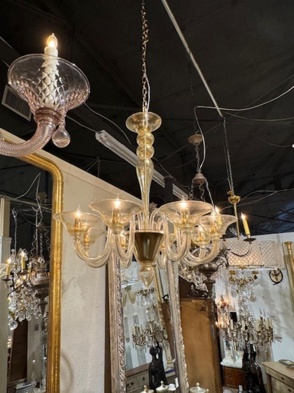 Lampadario a 8 luci in vetro dorato di Murano. Circa 2000. Il lampadario è stato ricablato professionalmente e viene fornito con catena e baldacchino coordinati. È pronto per essere appeso! 31 