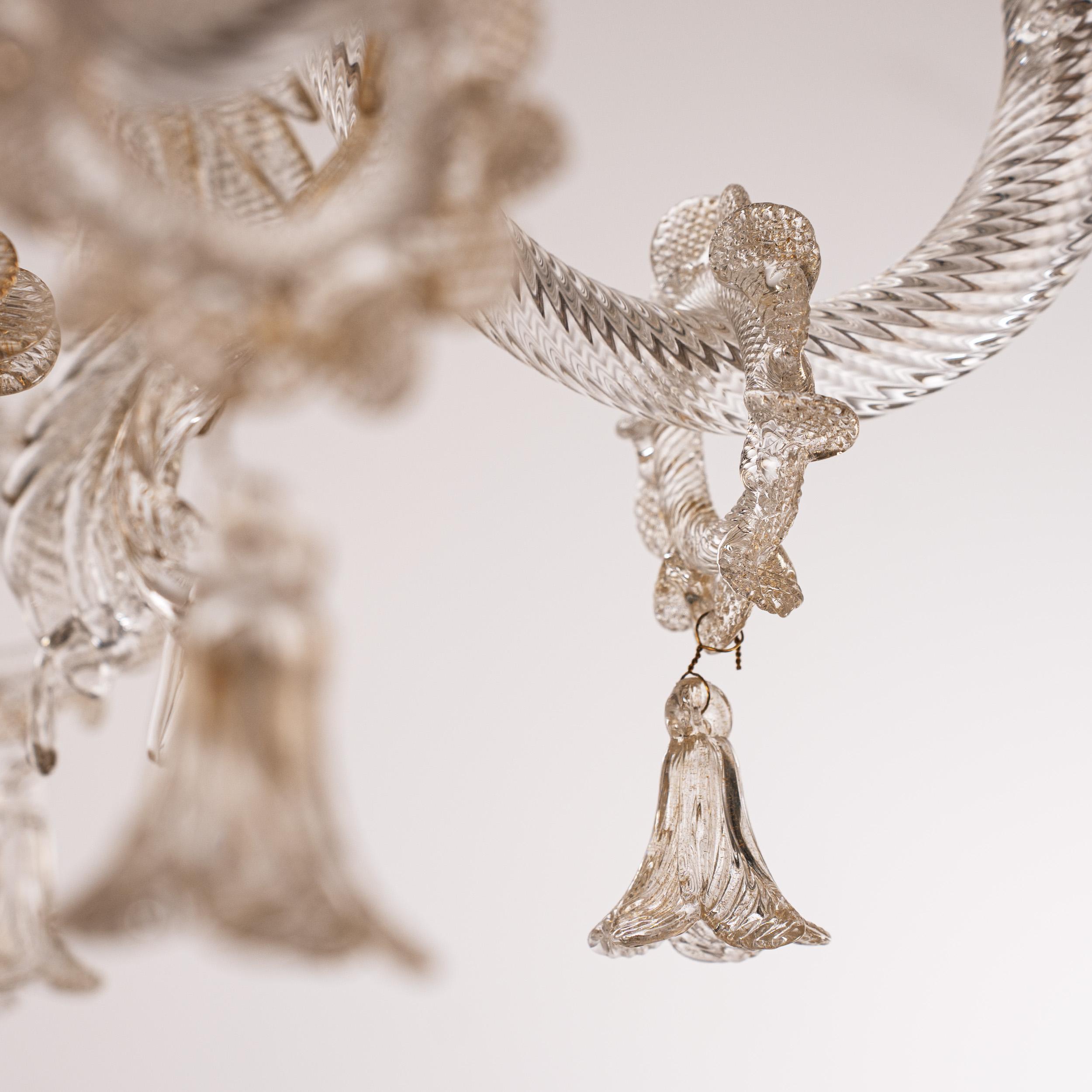 Disponible ahora - Murano Oro y araña de cristal transparente 6 luces, Vintage Made in Italy en stock
Estado: prácticamente en perfecto estado y sin usar: sin grandes arañazos, ni defectos, ni grietas, ni piezas que falten.
 
Tipo: Araña