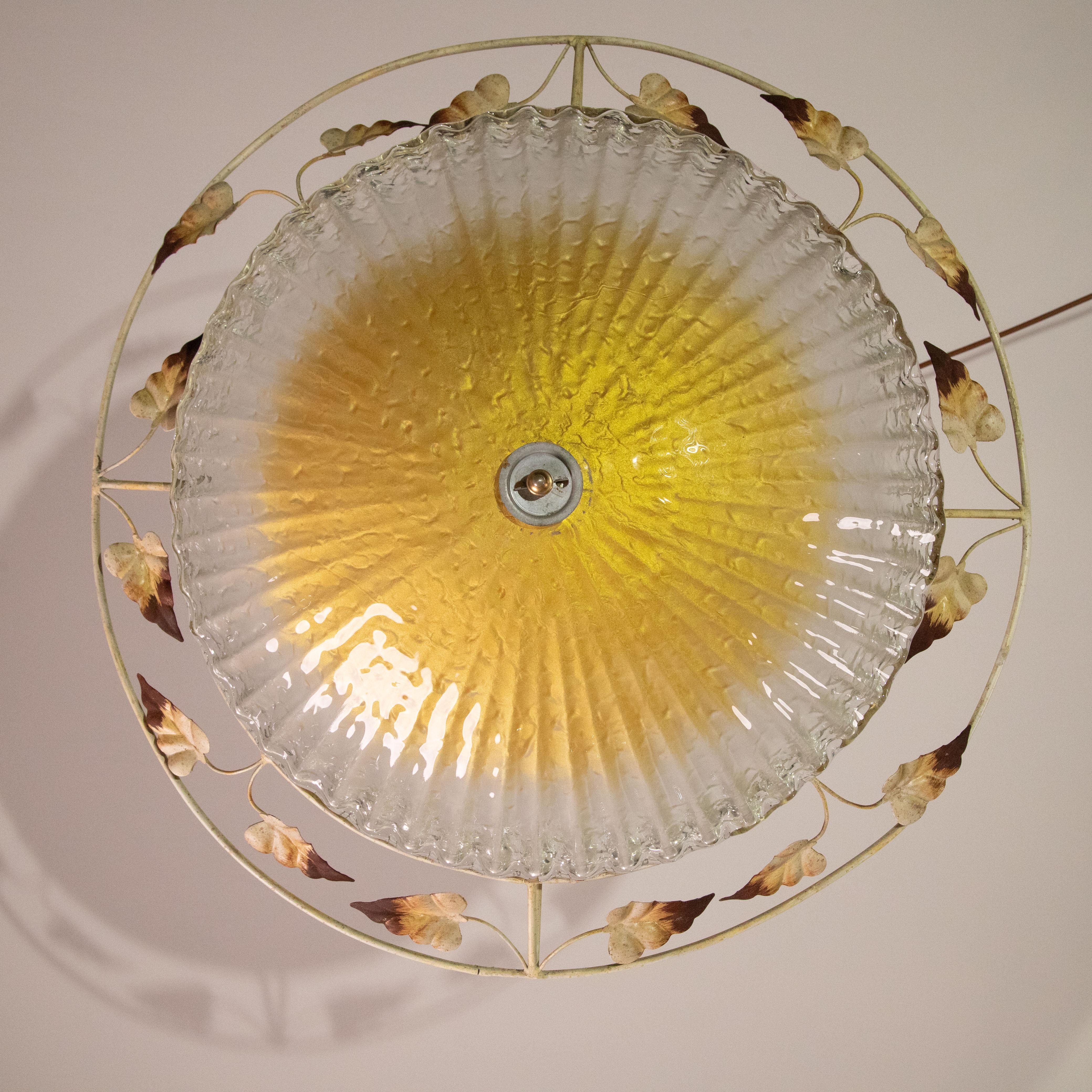 Elegant plafonnier avec structure décorée de Murano et de fer.
Accepte trois ampoules à vis E27, normes européennes.
Mesures :
Diamètre de 67 cm
Hauteur 20 cm.