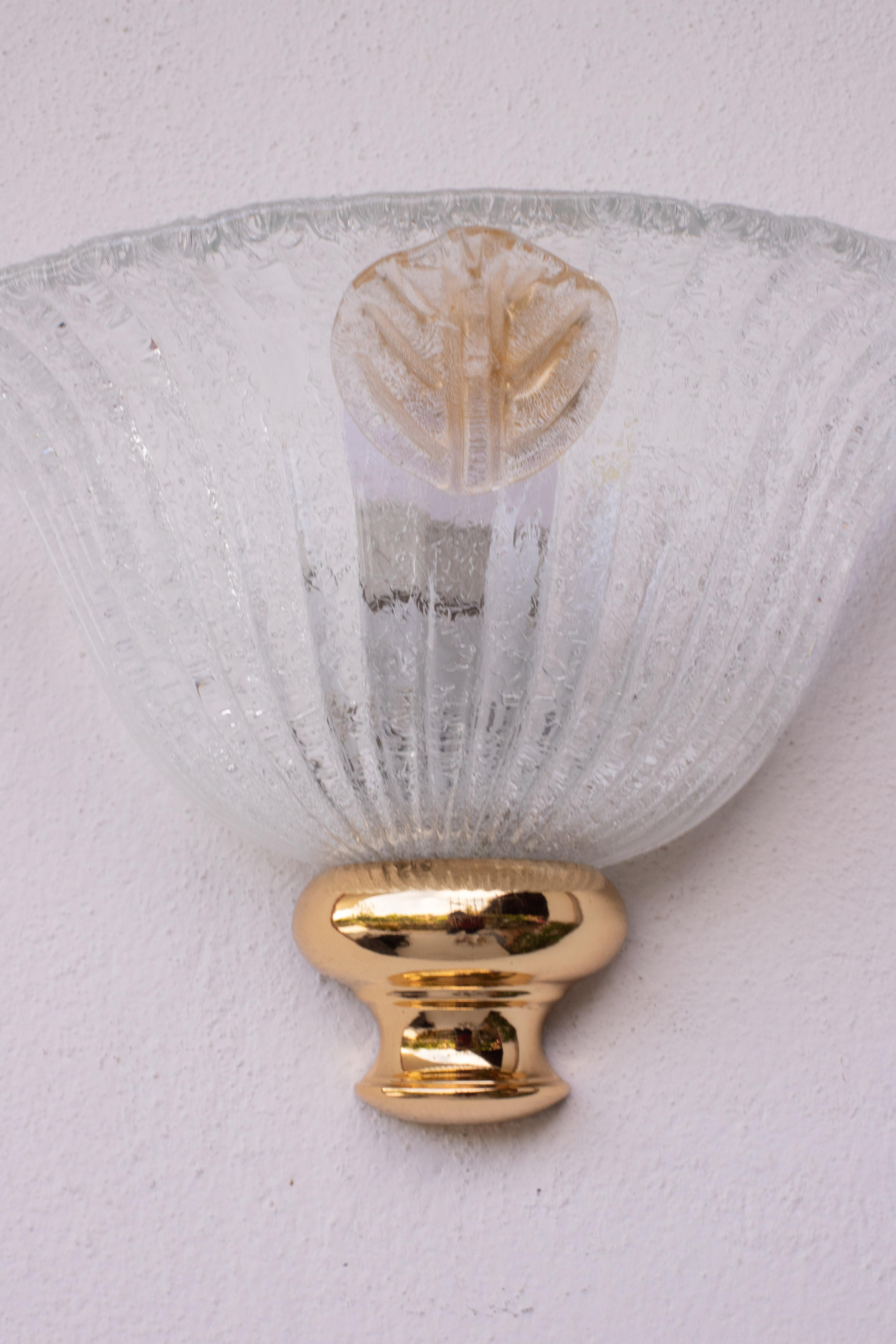  Elegante applique con vetro di Murano.
Accoglie una lampadina a vite E27, secondo gli standard europei, con possibilità di commutazione per gli Stati Uniti.
Misure:
31 cm di larghezza
Altezza 21 cm.
16 cm Profondità.