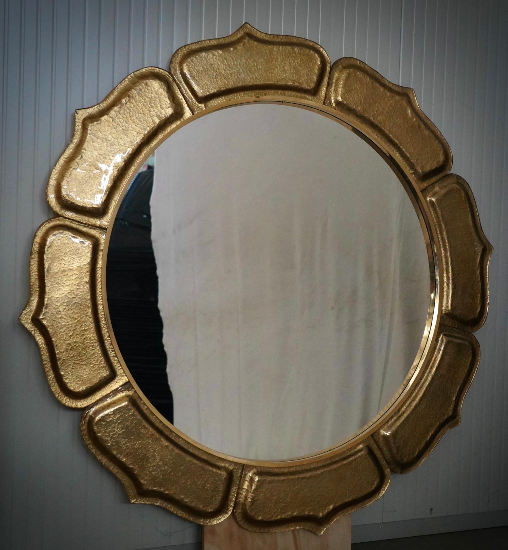 Schöner goldfarbener Spiegel aus Murano-Glas. Ein Spiegel, der allein Ihr Zuhause schmücken wird. Der reichhaltige, aber geschmackvolle Spiegel hat ein ganz besonderes Design, mit einer schönen Form der Glasteile.

Der Spiegel hat eine runde