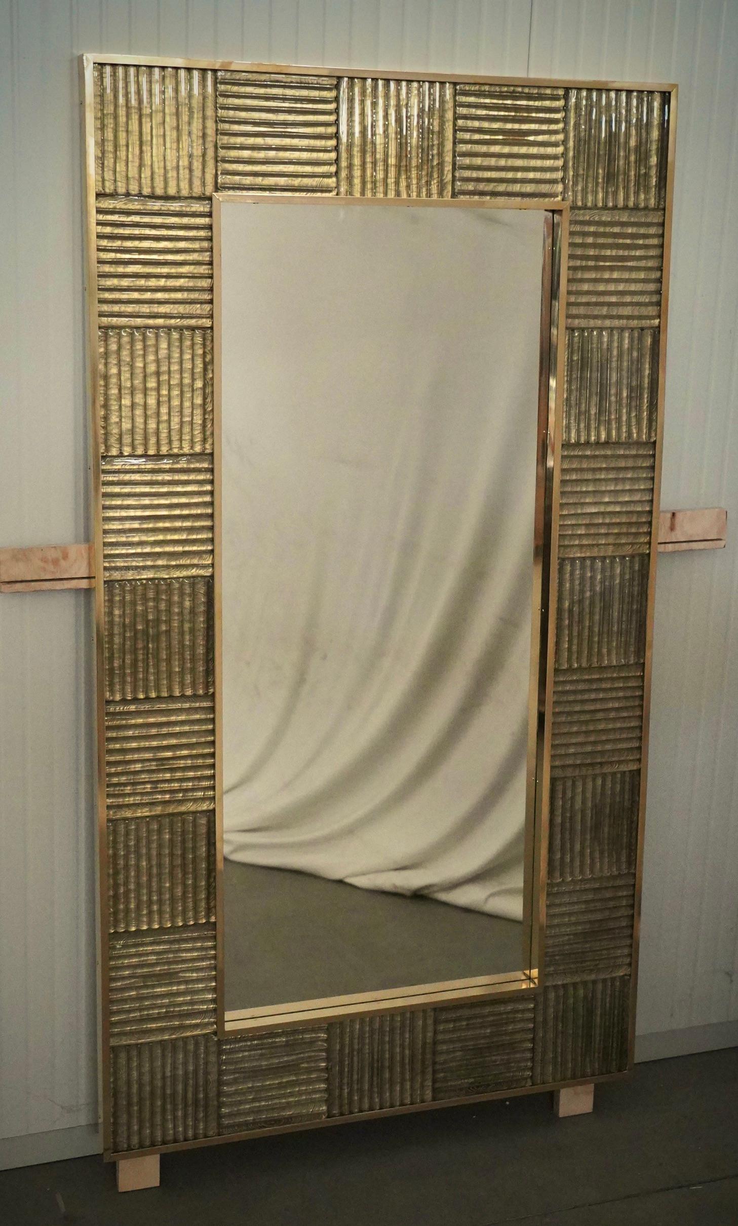 Un solide cadre doré capte le regard de ceux qui l'observent et les plonge dans l'extase. Les fours Murano créent un design indiscutable et intemporel, à la fois simple et élégant.

La structure du miroir mural est en bois, où est logé le verre de