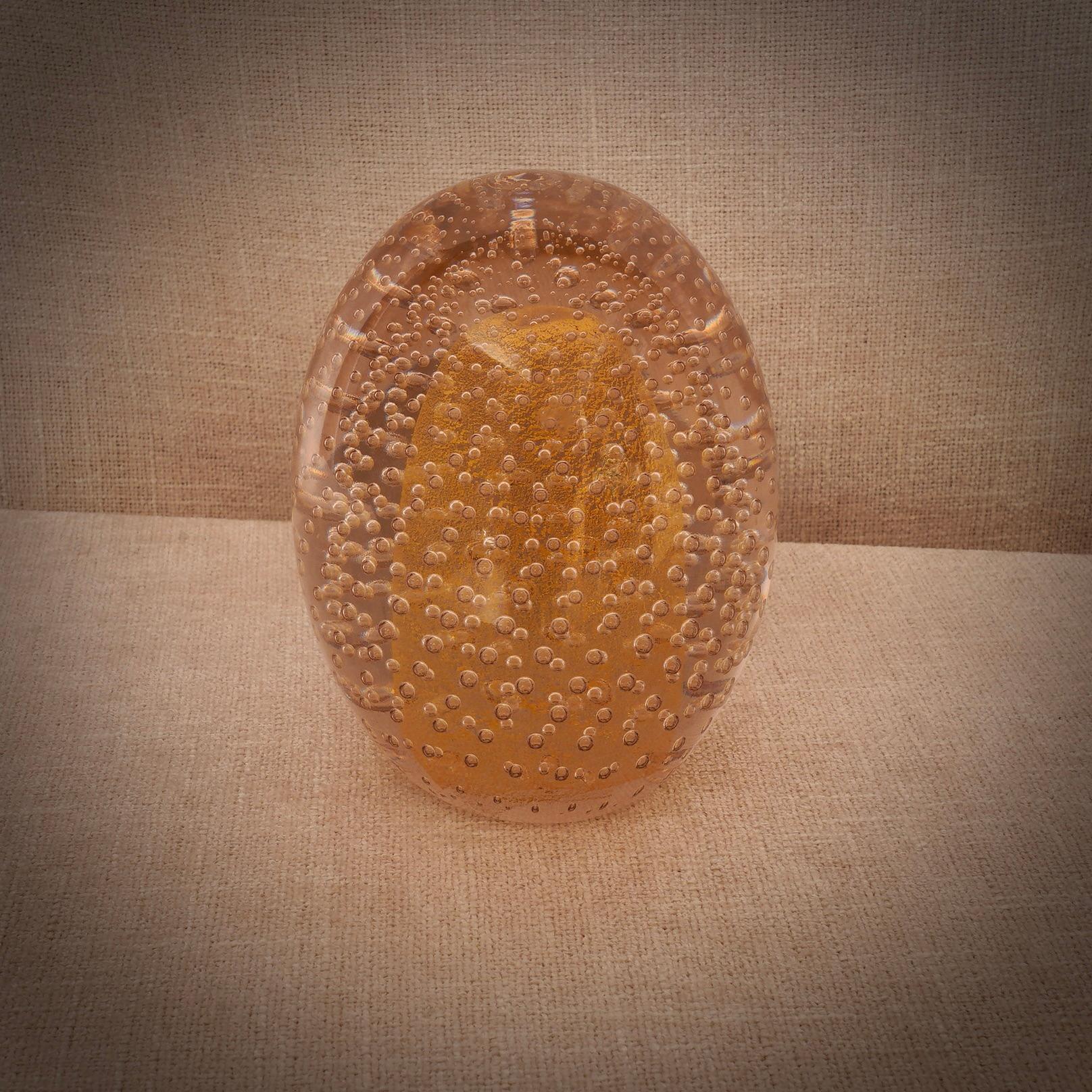 Eine eiförmige Kugel mit Innenverzierungen in verschiedenen Goldtönen und transparent. Eine Skulptur von höchster Qualität, ein Unikat aus Murano.

Die eiförmige Kugel, ein Klassiker der Murano-Glasherstellung, ist in Murano nach wie vor ein