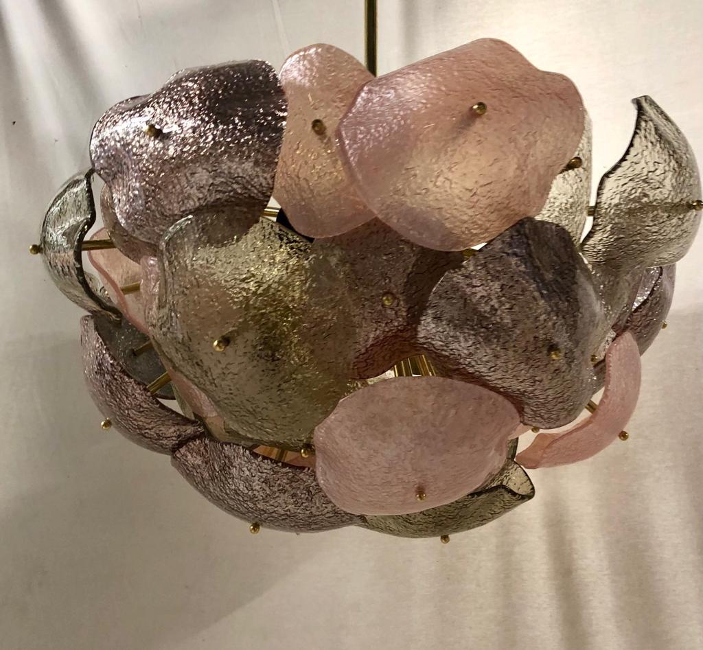 Excelente lámpara de Murano de los años 80, particular por su estructura y la forma de su cristal; tres colores únicos y muy especiales. Los hornos de Murano crean un indiscutible diseño atemporal, sencillo pero elegante al mismo tiempo.

La lámpara