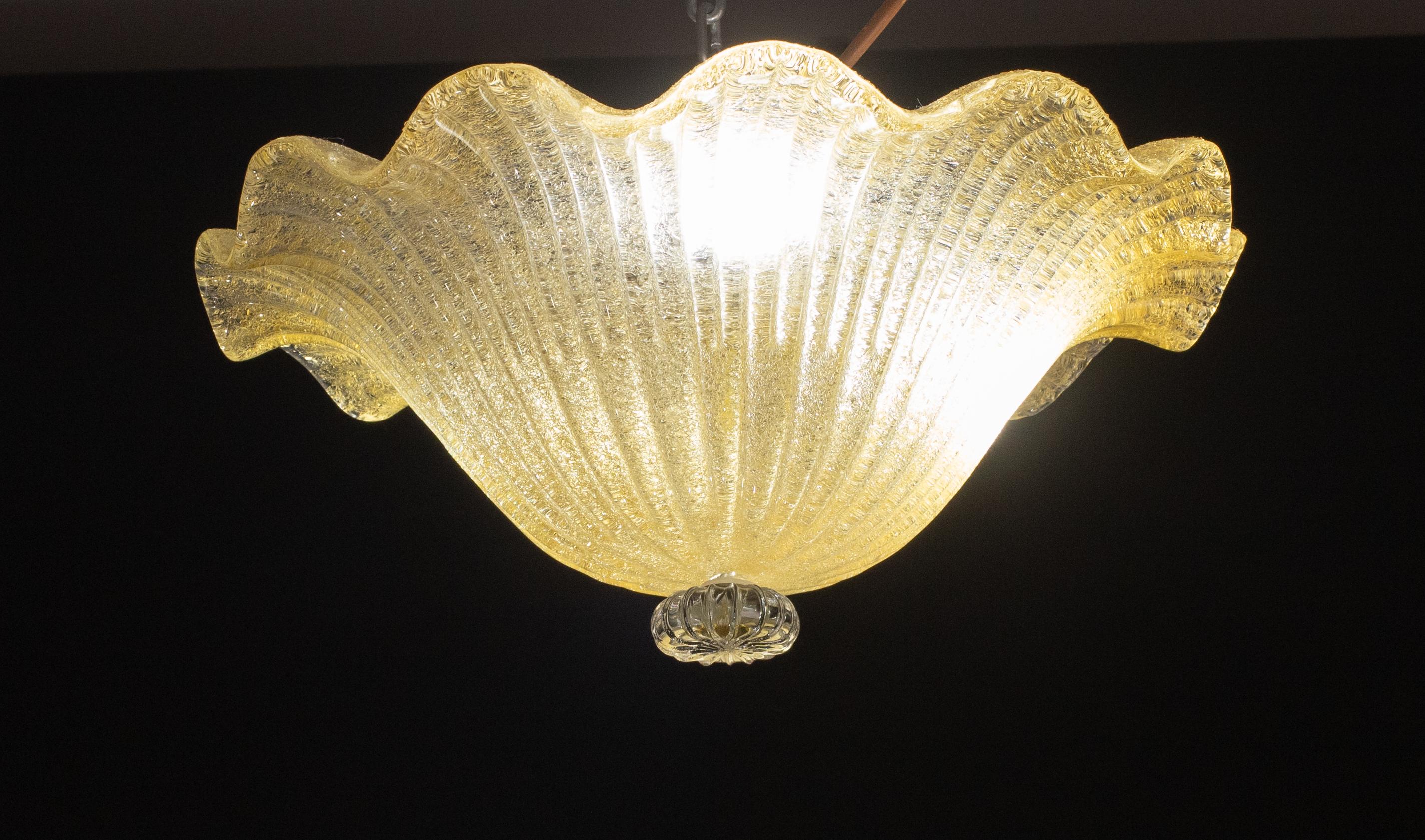  Elegant plafonnier en verre de Murano fabriqué par Barovier&Toso.
Accepte trois ampoules à vis E27, normes européennes.
Mesures :
42 cm de diamètre
Hauteur 16 cm