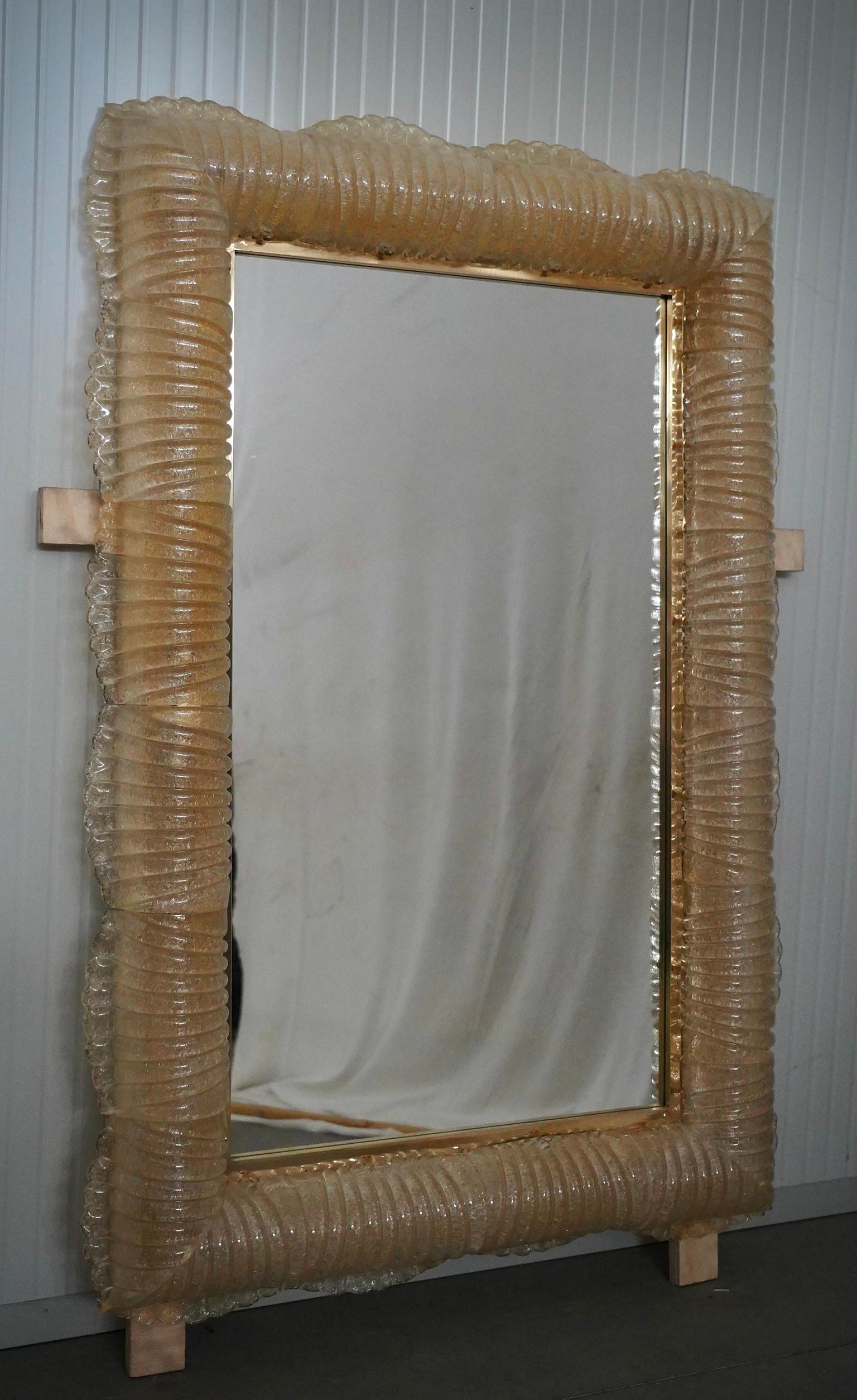 Un cadre robuste de couleur or capte l'œil de l'observateur et le laisse enchanté : il s'agit d'un miroir mural en verre artistique de Murano de couleur or qui s'illumine à l'intérieur.

La structure du miroir mural est en bois, le long du bord