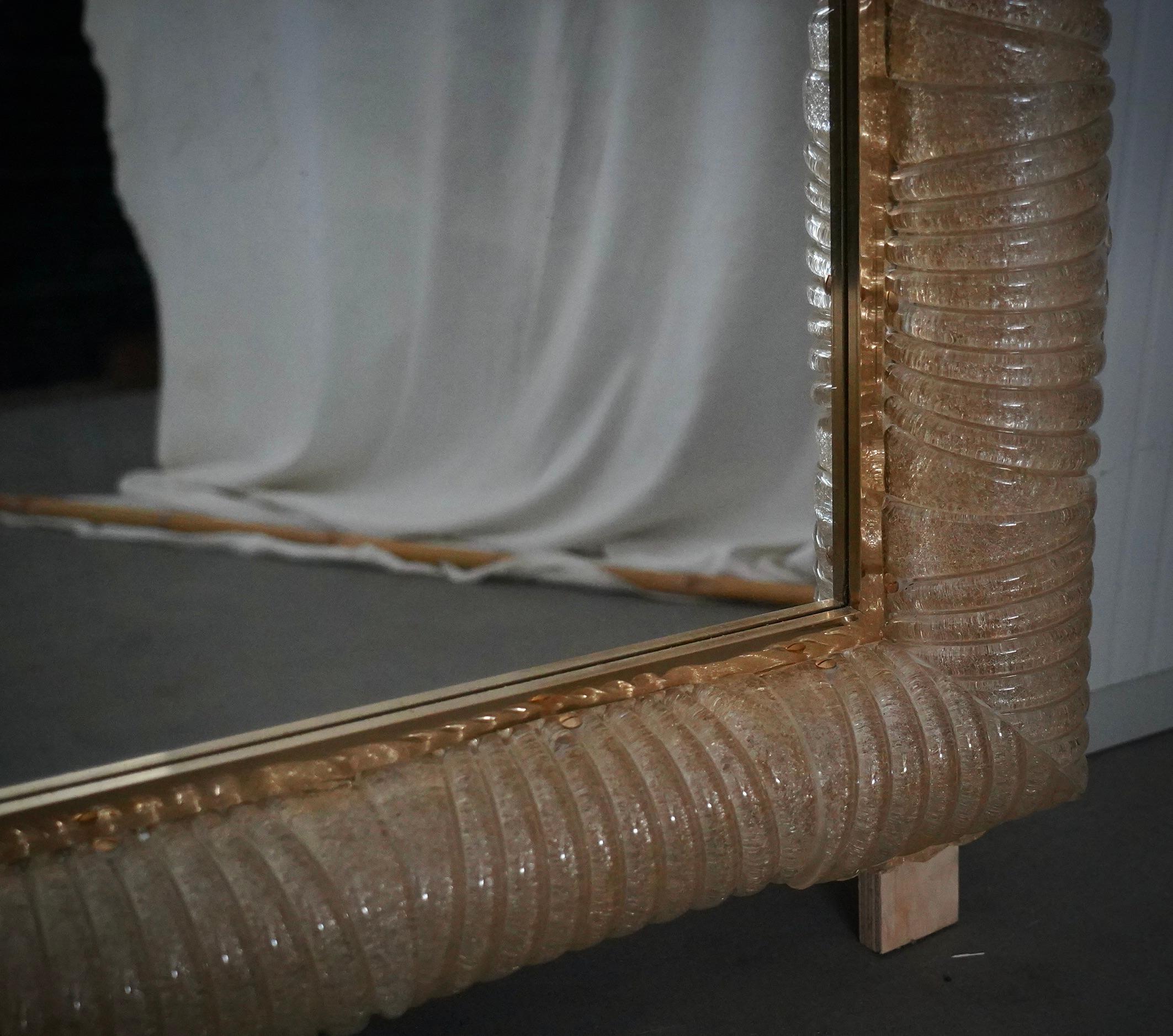 XXIe siècle et contemporain Miroir consol en verre de Murano de couleur or et laiton éclairé, 2020 en vente