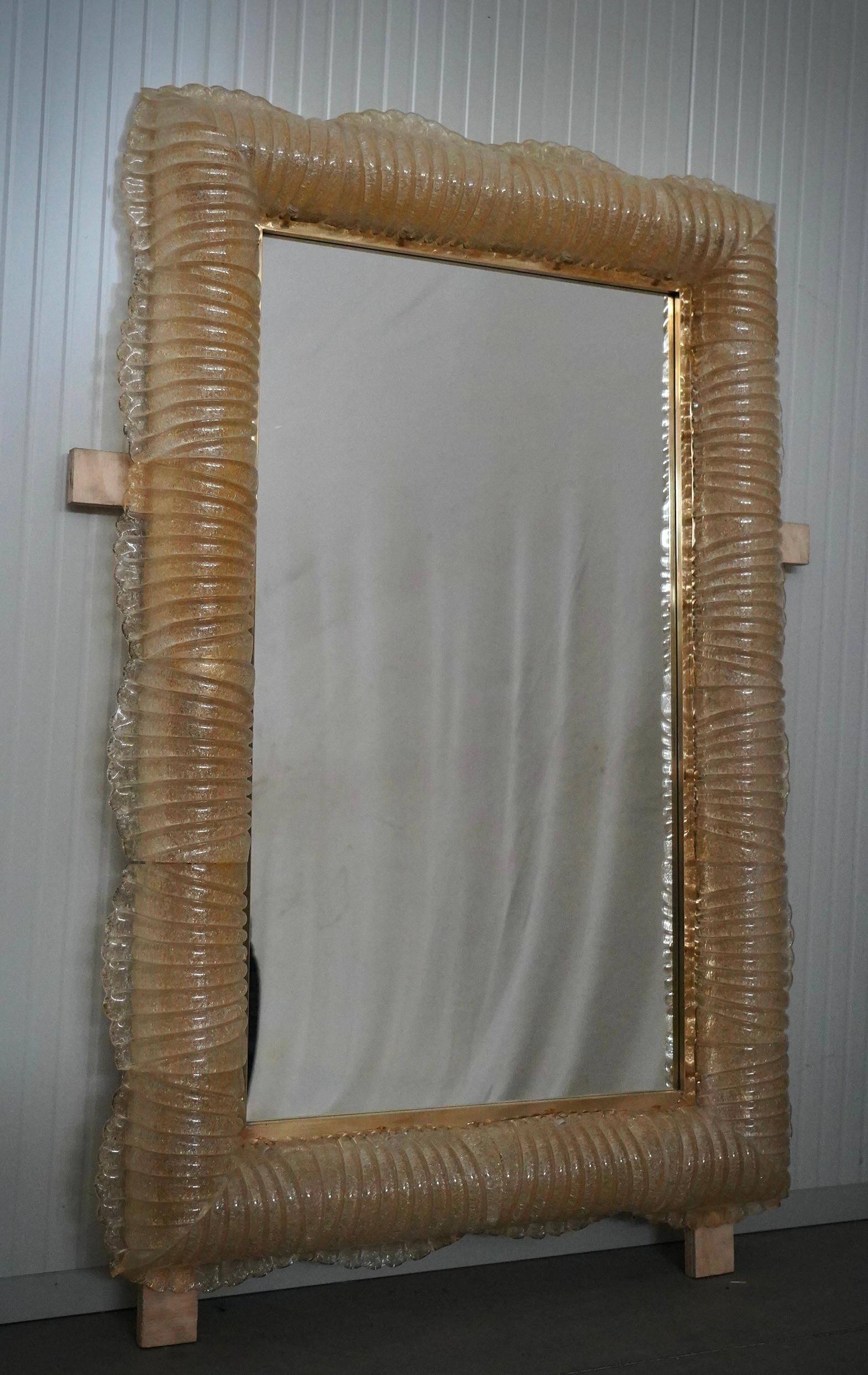 Laiton Miroir consol en verre de Murano de couleur or et laiton éclairé, 2020 en vente