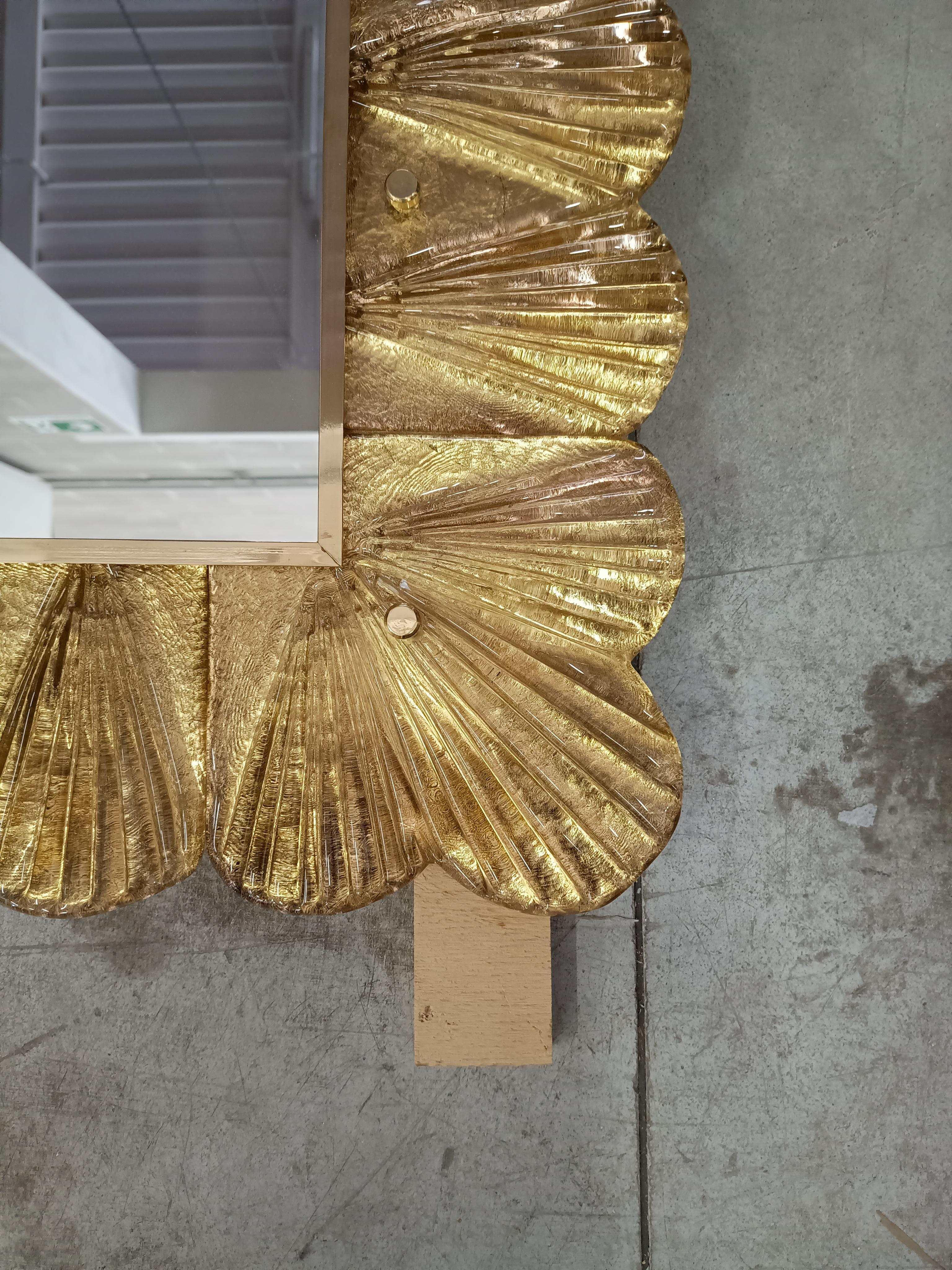 Mid-Century Modern Miroir mural du milieu du siècle en verre doré et laiton de Murano, 2000 en vente