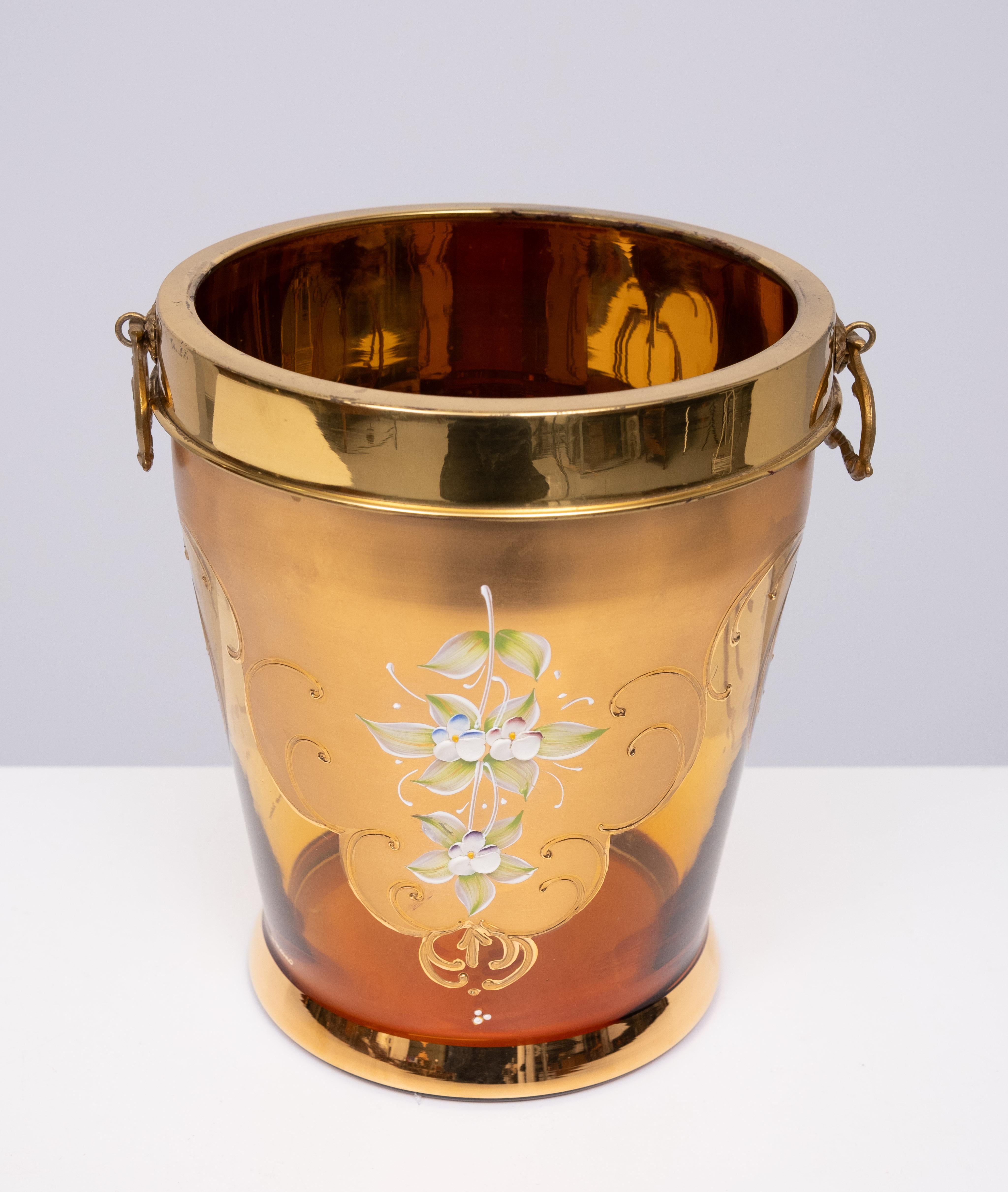 Bellissimo refrigeratore per vino in vetro color ambra .decorato con 
Fiori di porcellana e stile oro 24 carati dipinto a mano. 
Ottime condizioni. E molto raramente la firma è ancora presente.