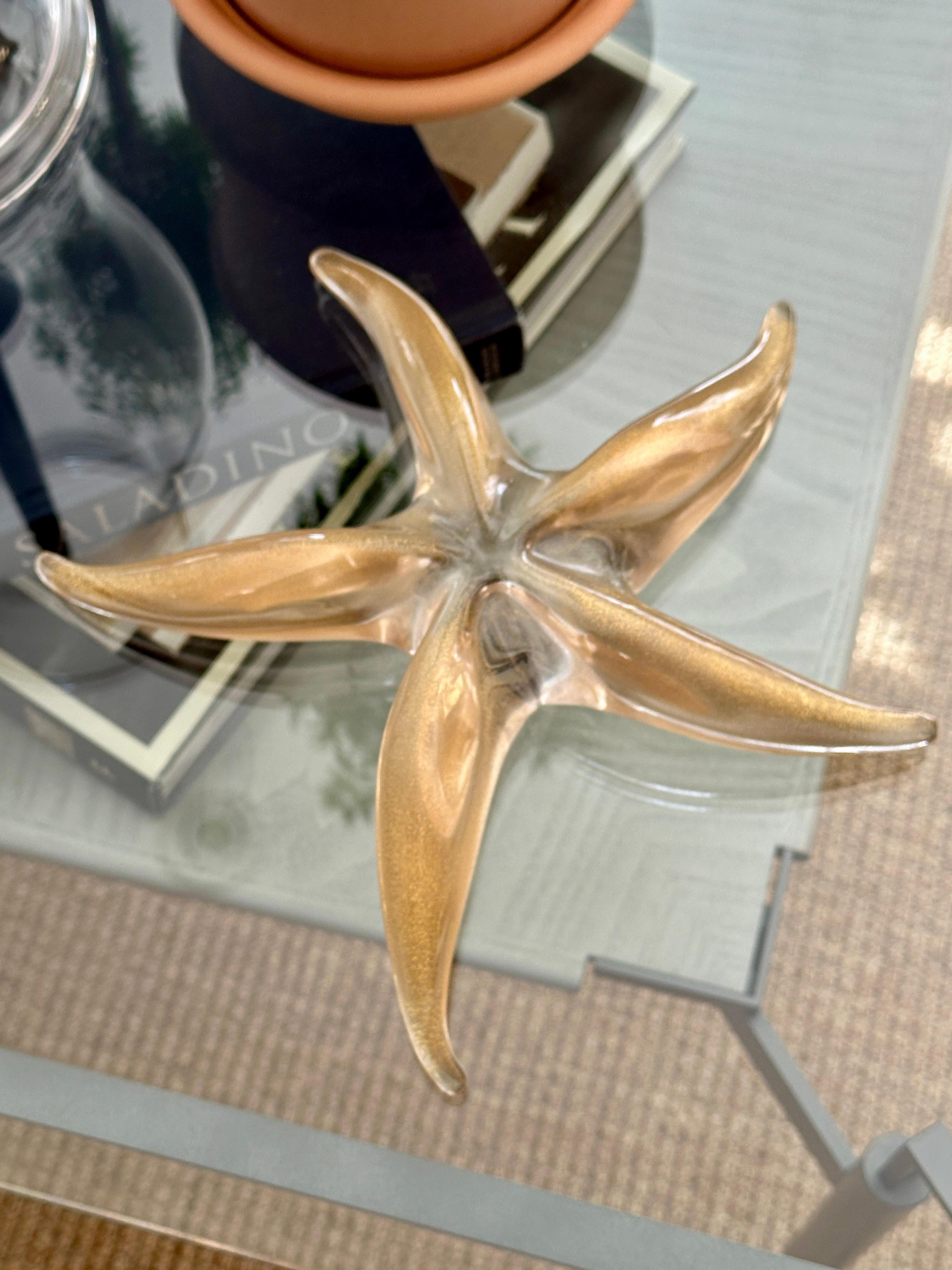 Una estrella de mar de Murano soplada a mano con motas de oro, diseñada por Elsa Peretti para Tiffany & Company a mediados de la década de 1980.

Elsa Peretti (1940 - 2021) fue una modelo de moda italiana, diseñadora y musa del modisto Halston
