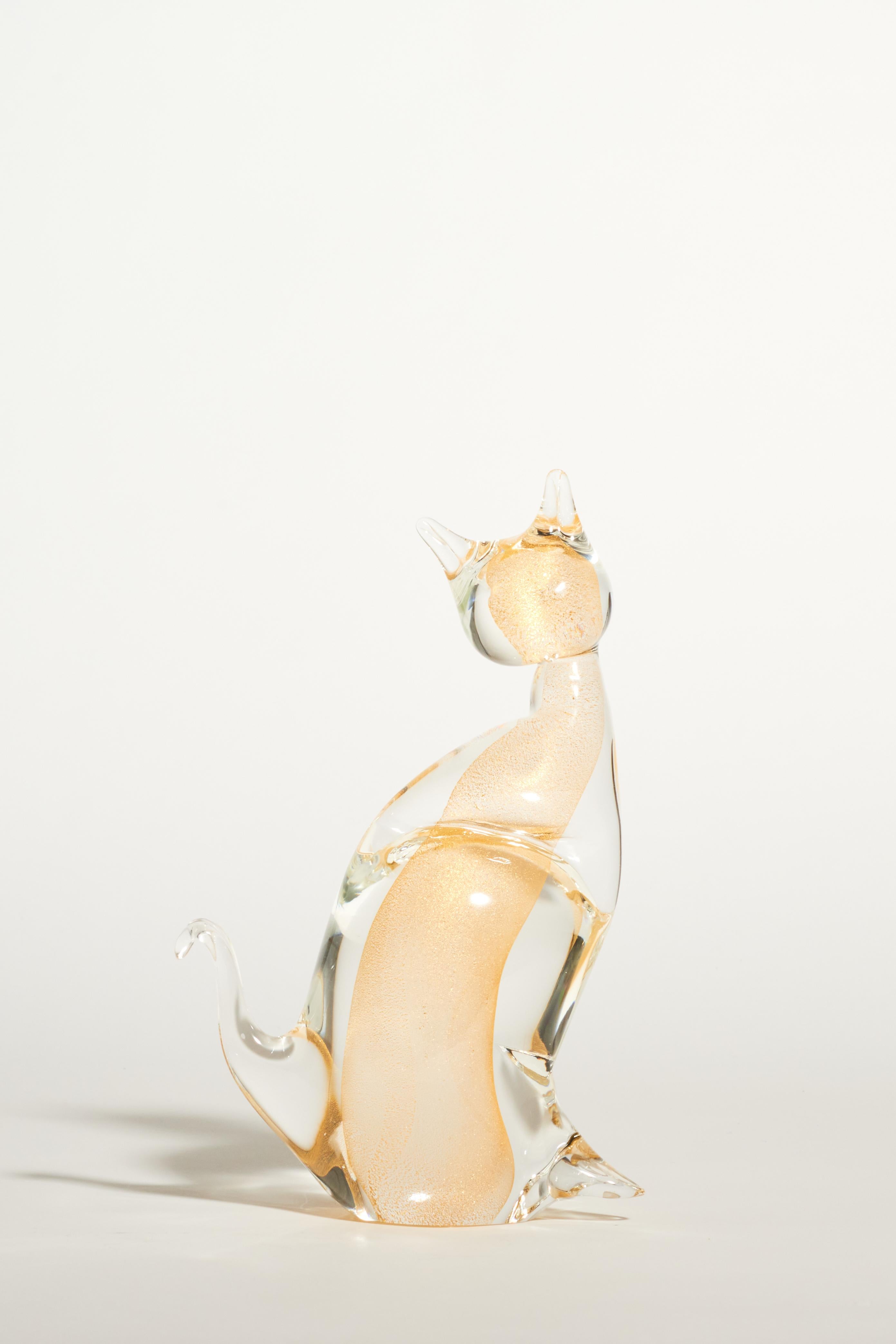 Chat en verre stratifié de Murano, couches intérieures mouchetées d'or gorgé.