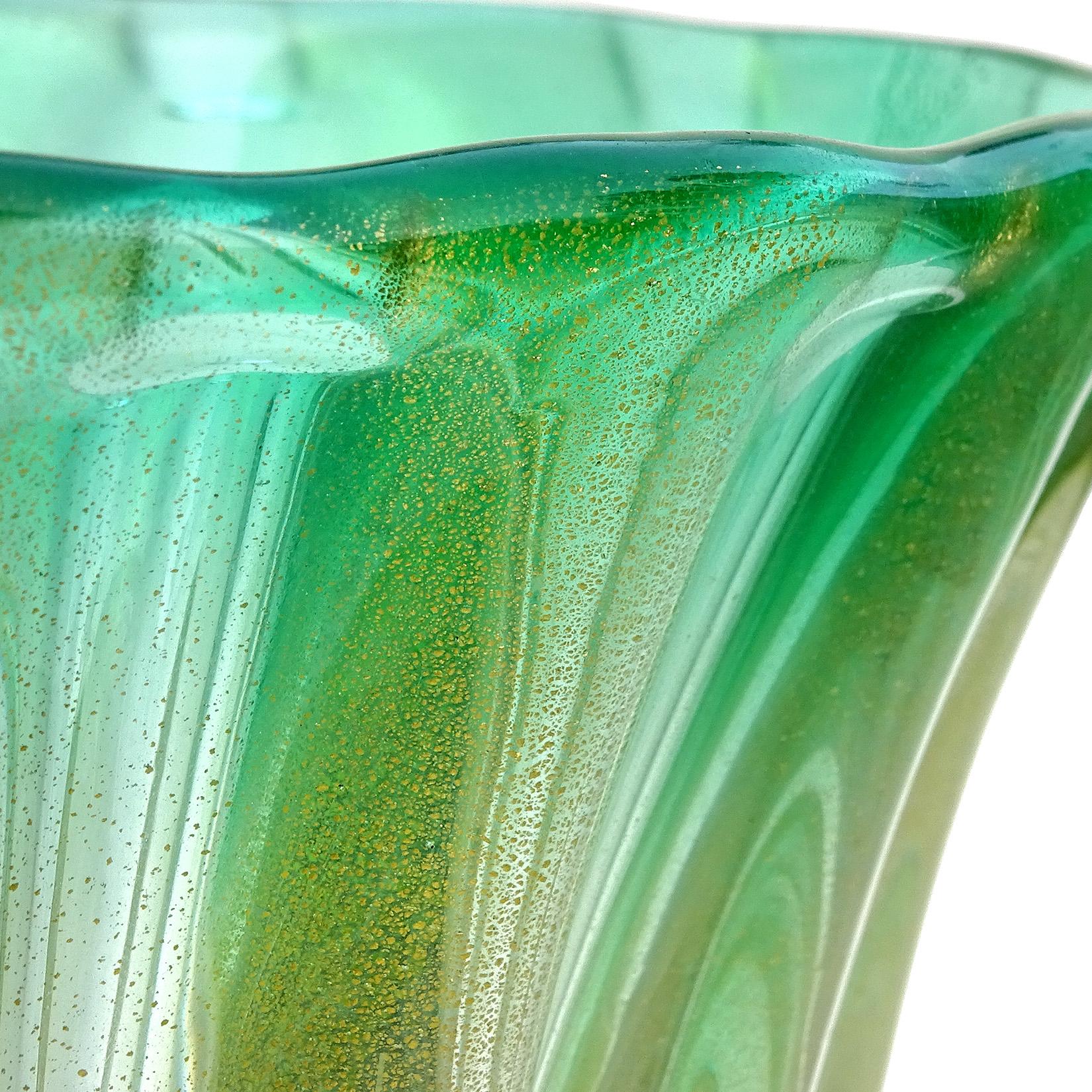 Mid-Century Modern Vase à fleurs décoratif en verre d'art italien Sommerso de Murano vert moucheté d'or en vente