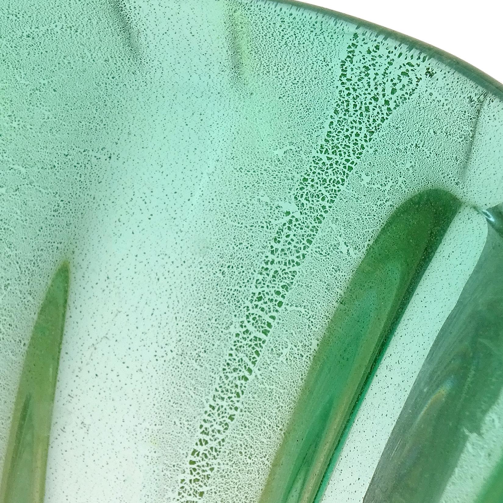 Dekorative Sommerso-Blumenvase aus italienischem Muranoglas in Grün mit Goldflecken (Italienisch) im Angebot