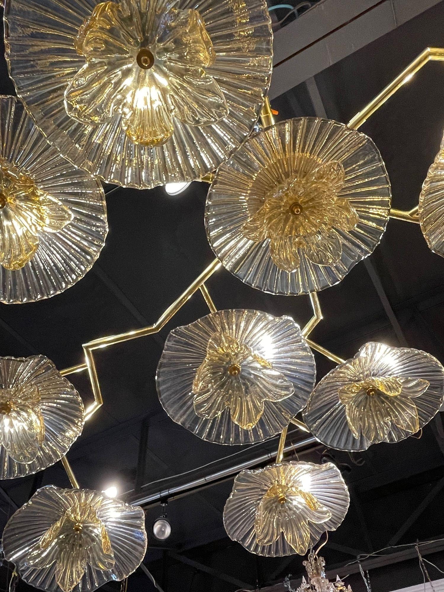 Ottone Lampadario a fiore d'oro di Murano in vendita