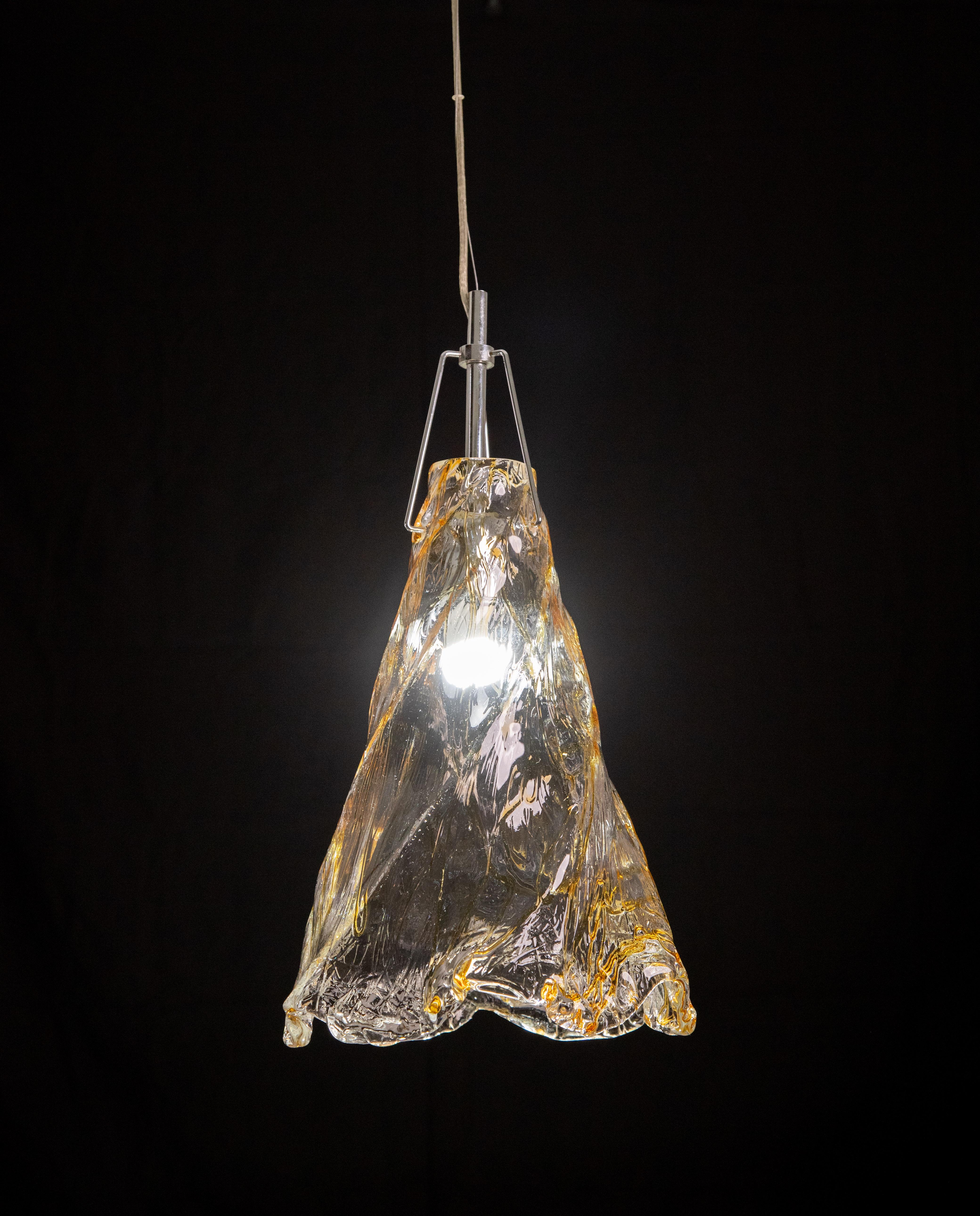 Pretty cone-shaped ceiling lamp with gold-blown Murano glass.
Accommodates an E27 bulb, European standard.
30 cm diameter
90 cm high
60 cm without chain.
