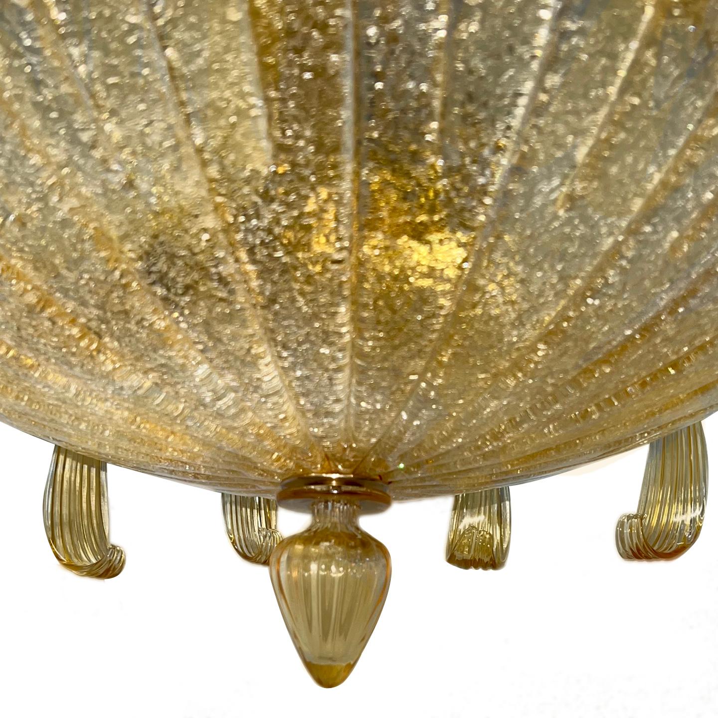 Lampadario in vetro di Murano della metà del secolo scorso con 6 luci interne. Oro e vetro trasparente.

Misure:
Altezza minima: 13